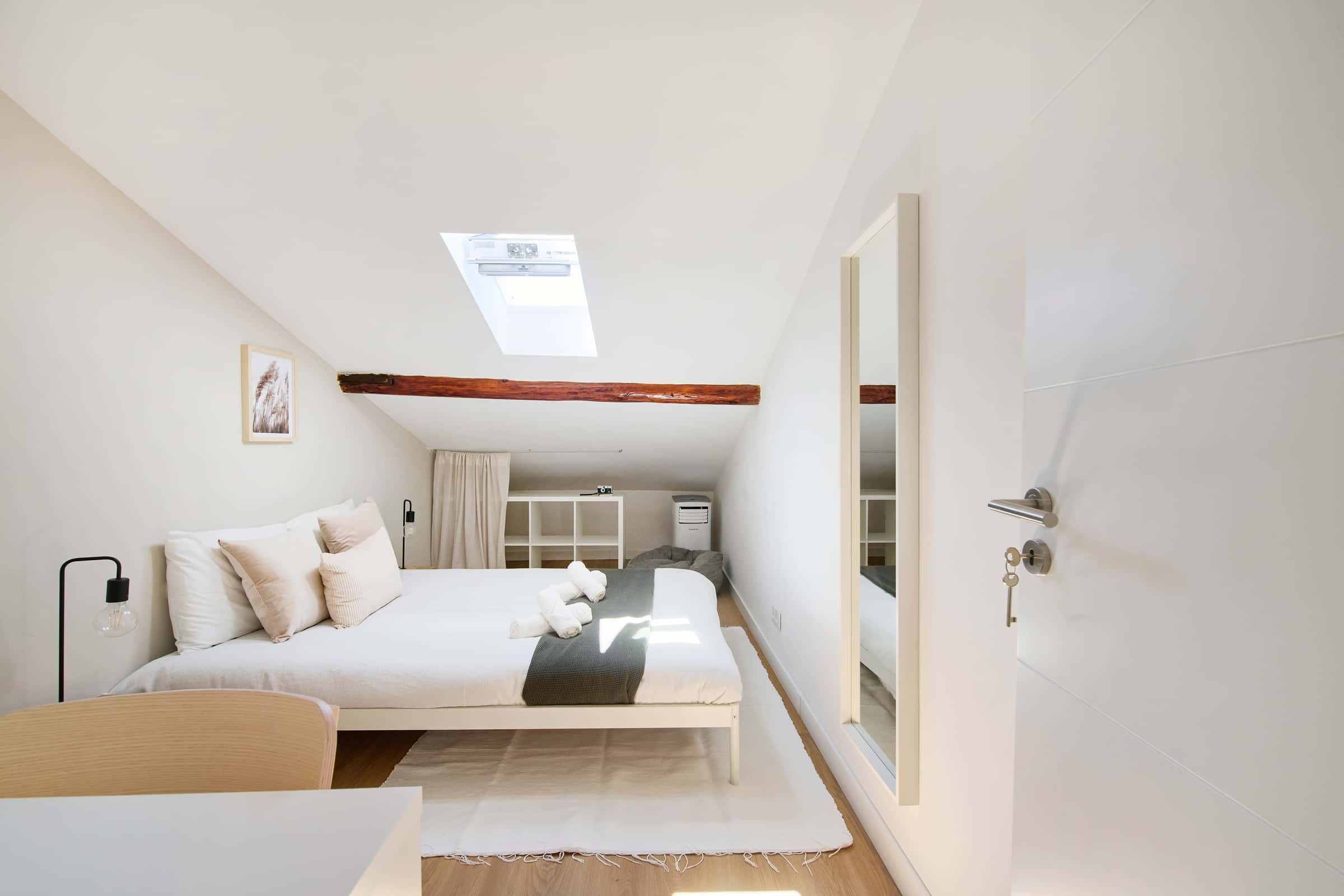 Cosy bedroom in a 9-room apartment in Arroios, Lisbon - Room 5 photo 1