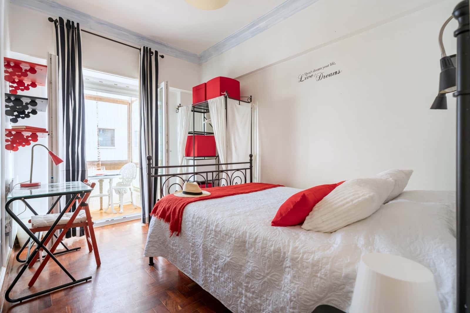 Room with private bathroom and balcony in a 4-bedroom apartment in Marquês de Pombal - Room 3 photo 1