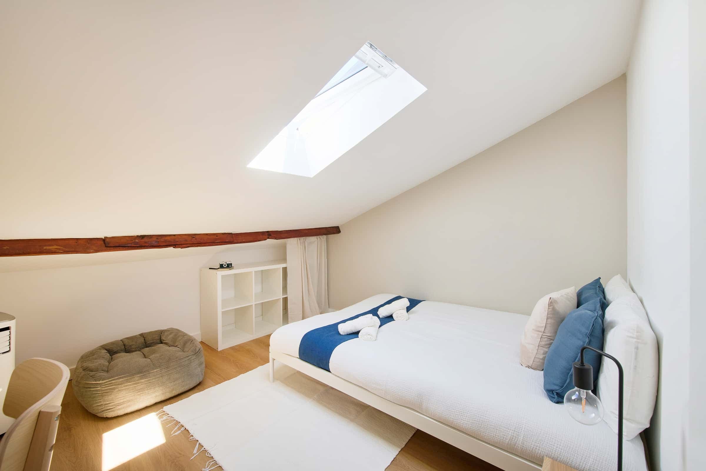 Bright bedroom in a 9-room apartment in Arroios, Lisbon - Room 4 photo 1