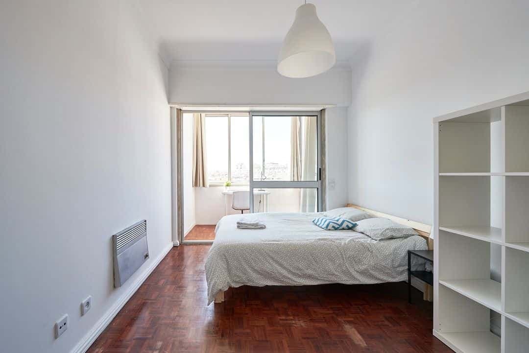 Bright double bedroom in Alto dos Moinhos close - Room 4 photo 1