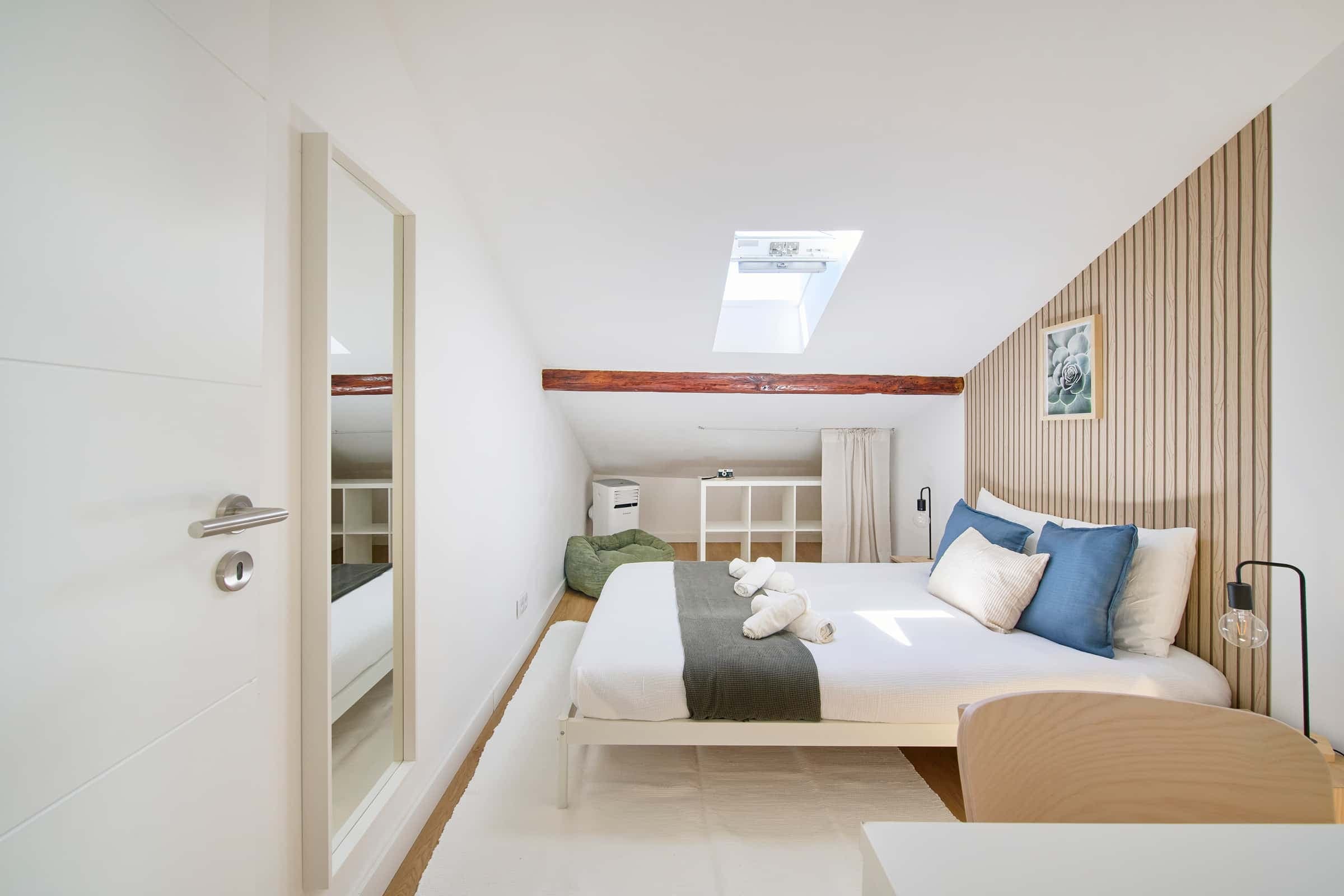 Comfortable bedroom in a 9-room apartment in Arroios, Lisbon - Room 6 photo 1