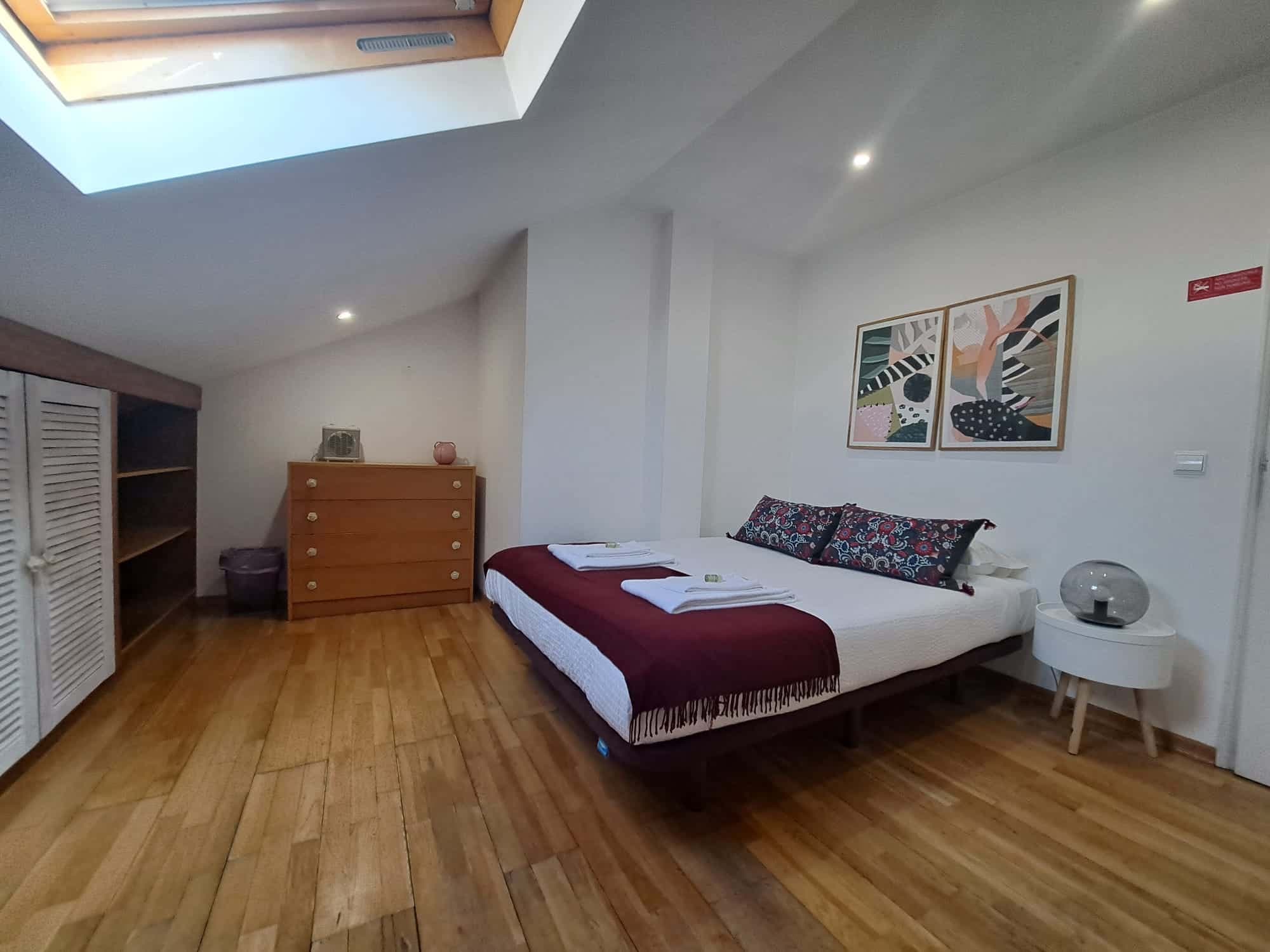 Comfortable bedroom in a 7-bedroom apartment in Rua Quirino da Fonseca - Room 6 photo 1