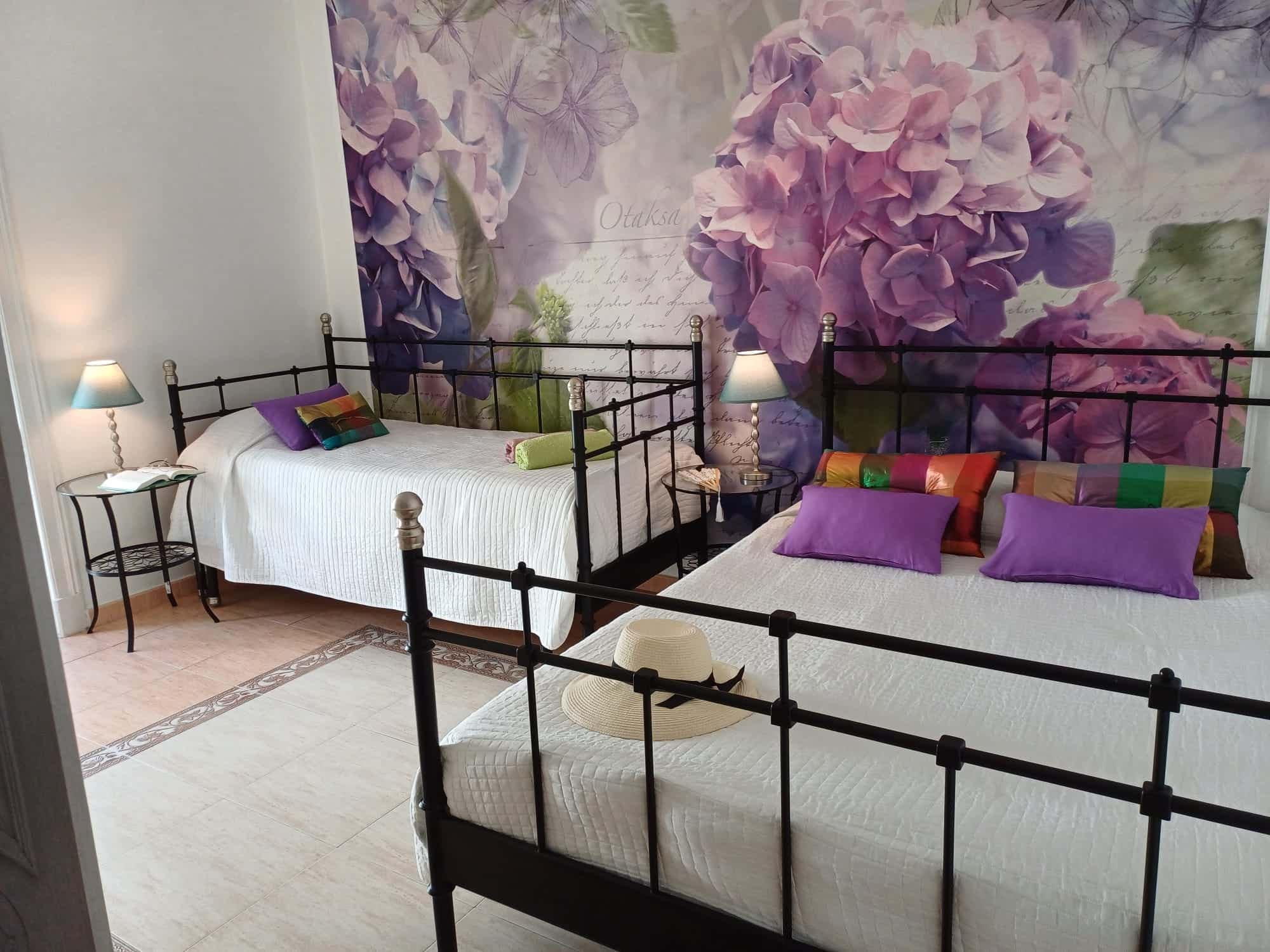 Spacious room with private balcony in a 5-bedroom apartment - Room 2 photo 1