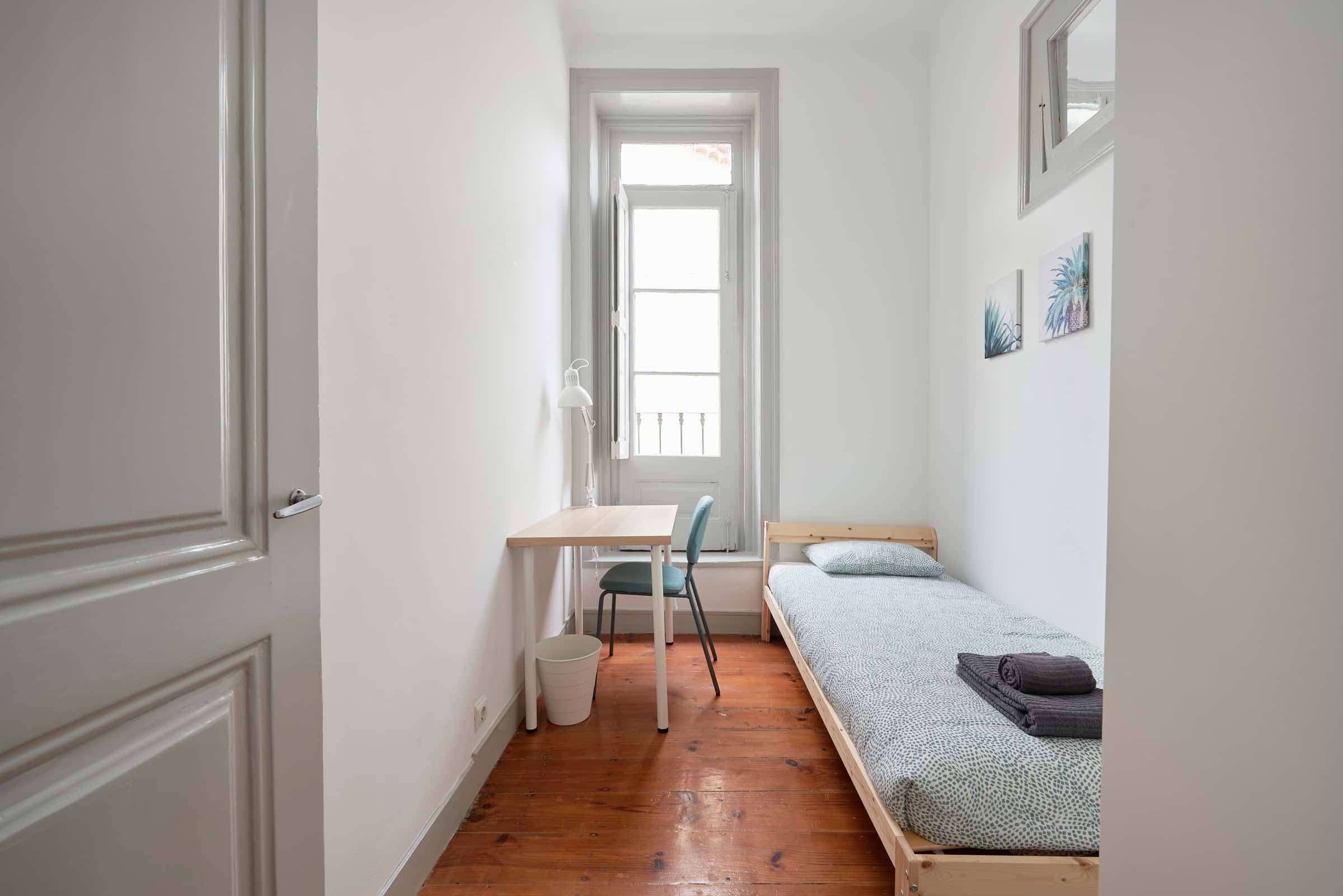Comfortable Bedroom in a 4-bedroom apartment - Room 3 photo 1
