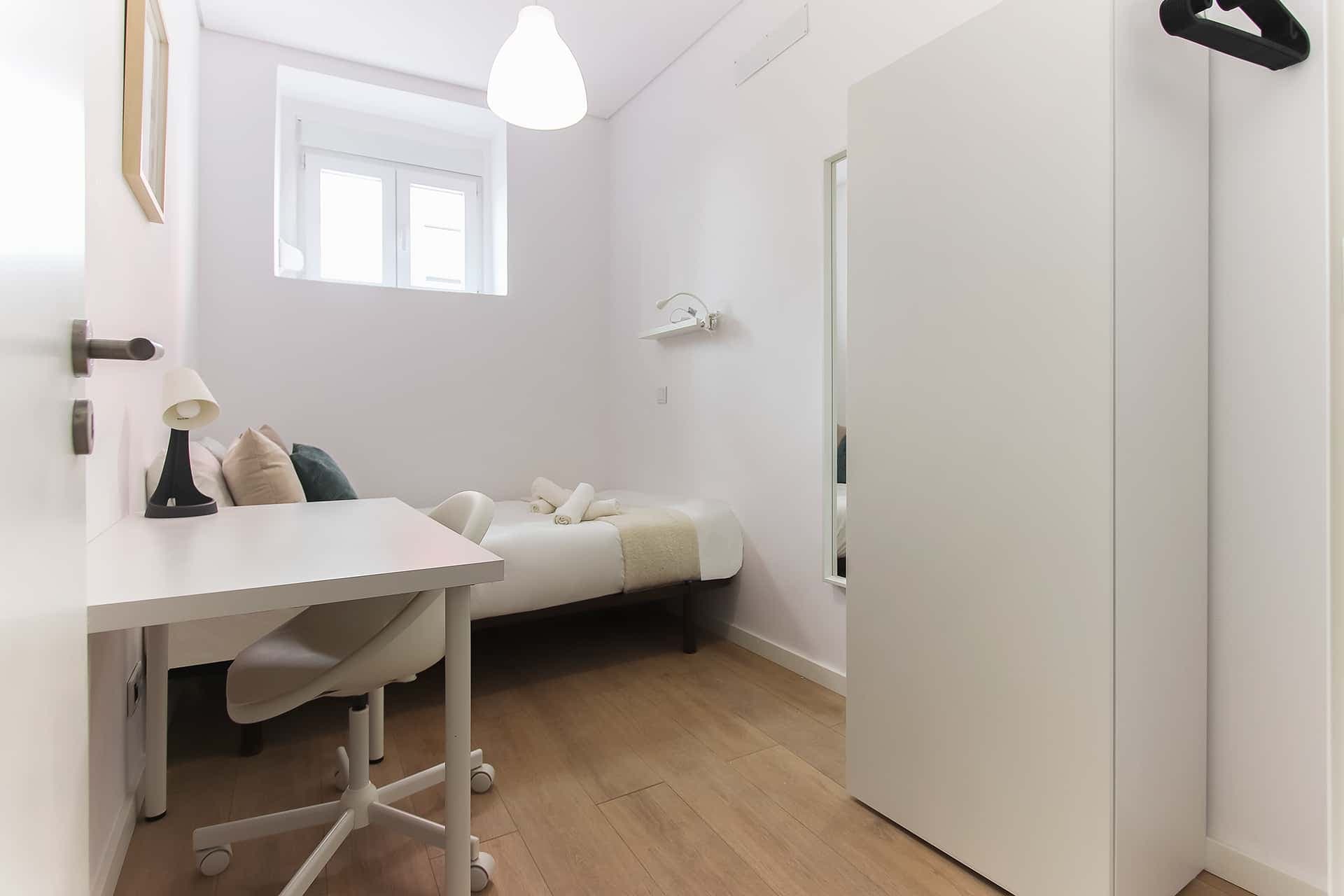 Room in 4-bedroom apartment in Alameda, Lisbon - Room 1 photo 1