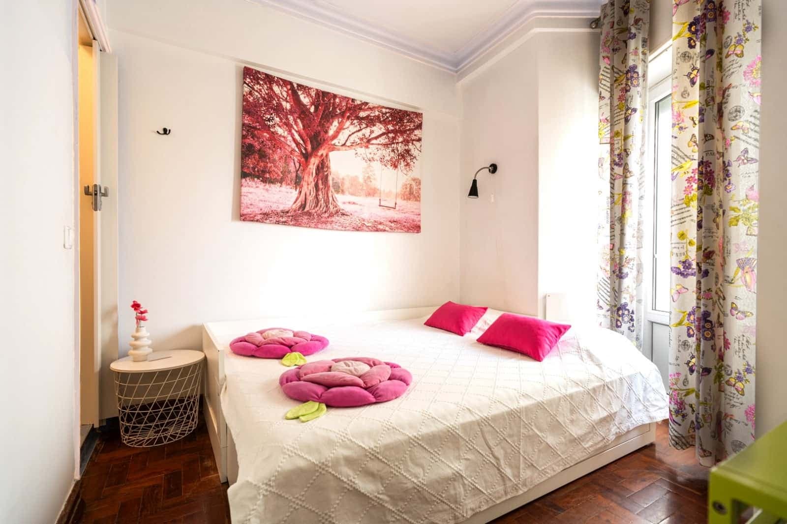 Room with private bathroom in a 4-bedroom apartment in Marquês de Pombal - Room 4 photo 1