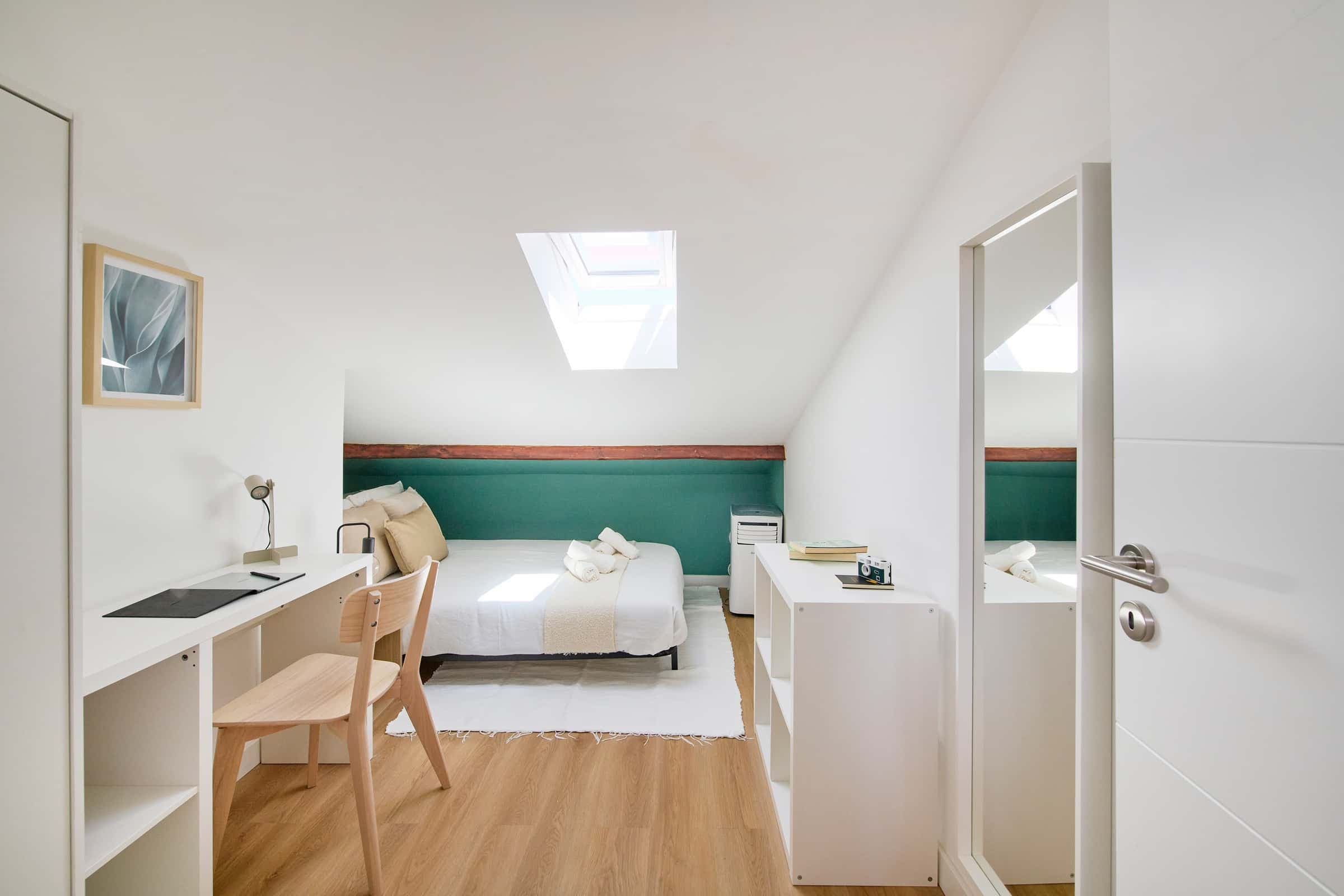 Luminous bedroom in a 9-room apartment in Arroios, Lisbon - Room 3 photo 1