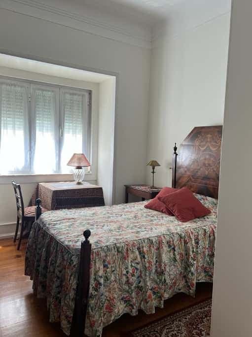 Charming room in a 4 bedroom apartment in Areeiro photo 1