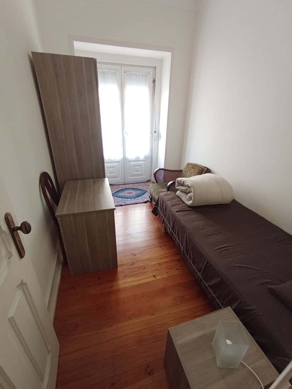 Lovely room in a 4 bedroom apartment in Areeiro photo 1