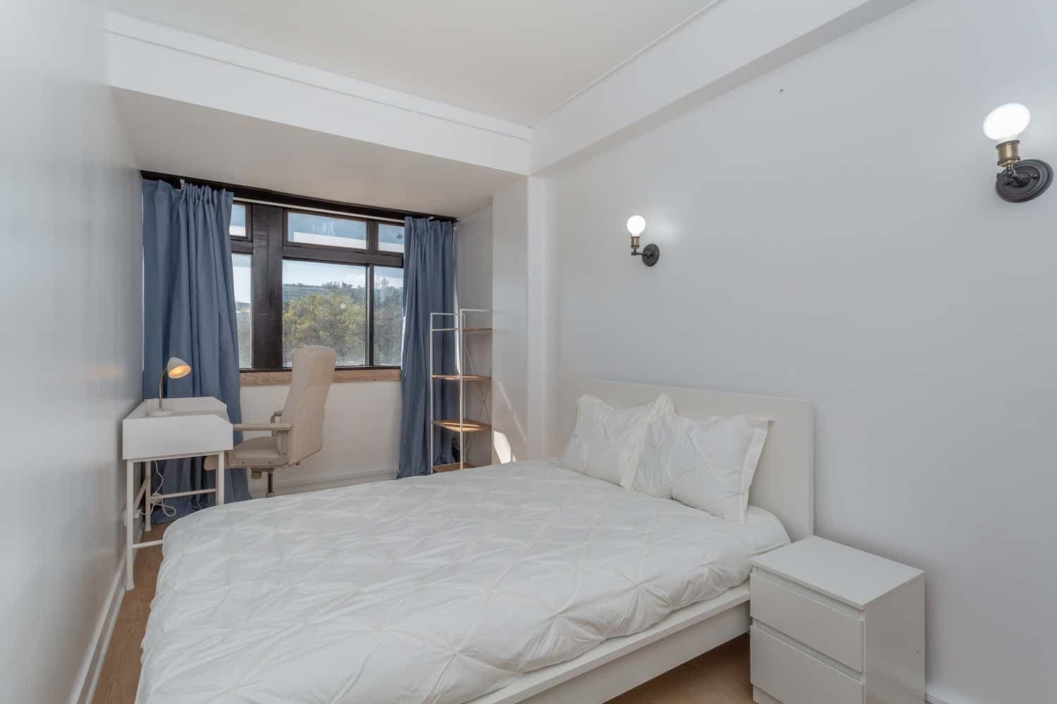Room 4 - 35. Fontes Pereira Melo 3 6D photo 1