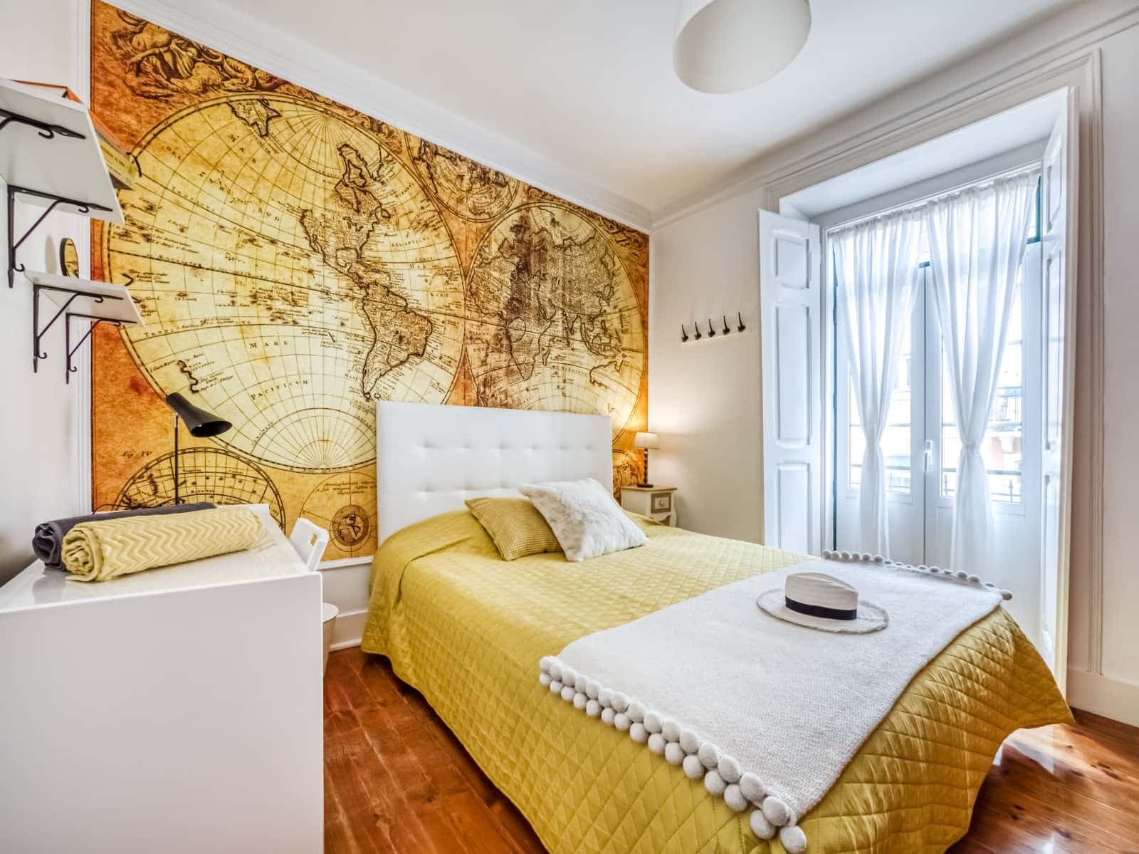 Modern room with private balcony in a 7-bedroom apartment in Saldanha - Room 5 photo 1