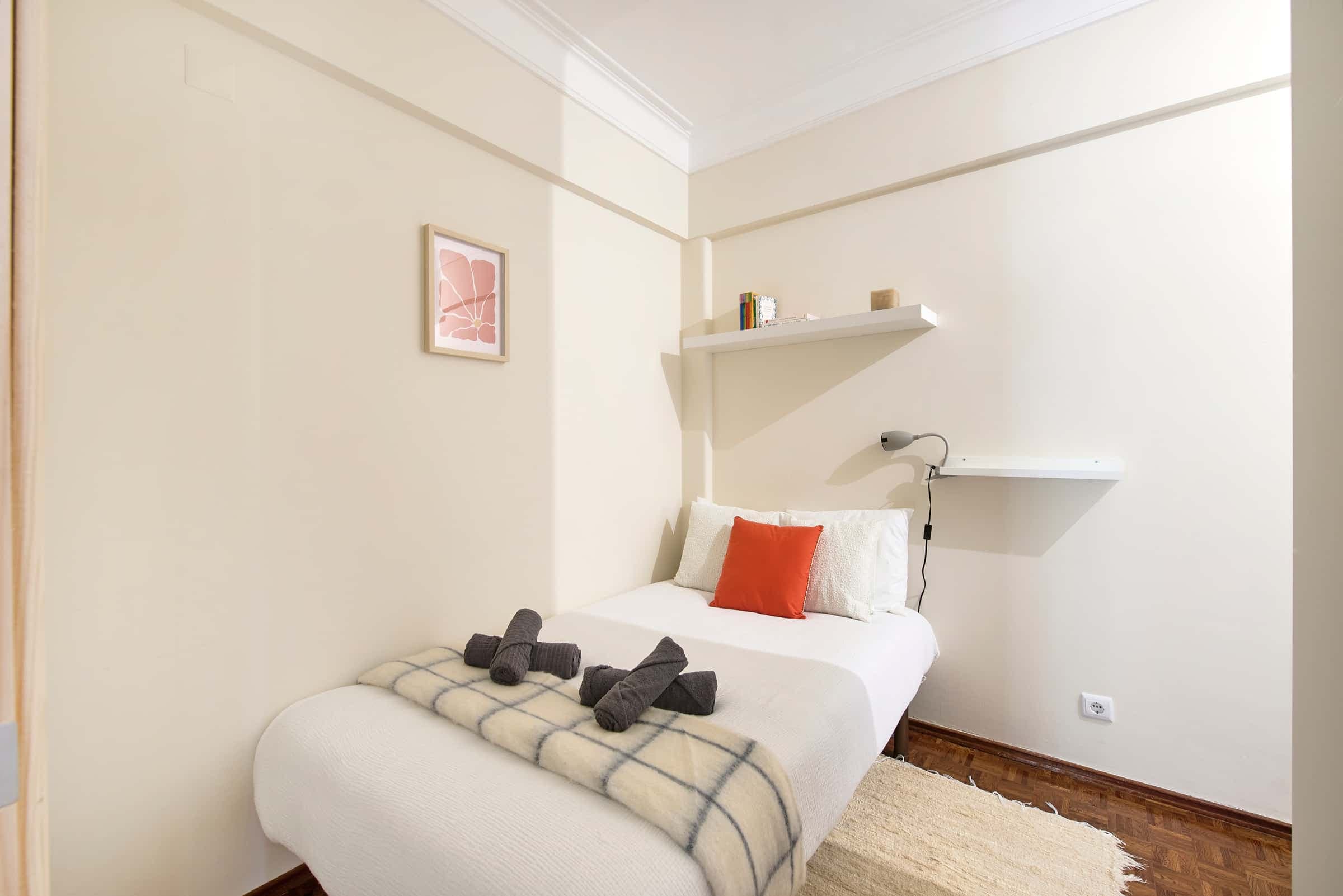 Homey bedroom in Lisbon photo 1