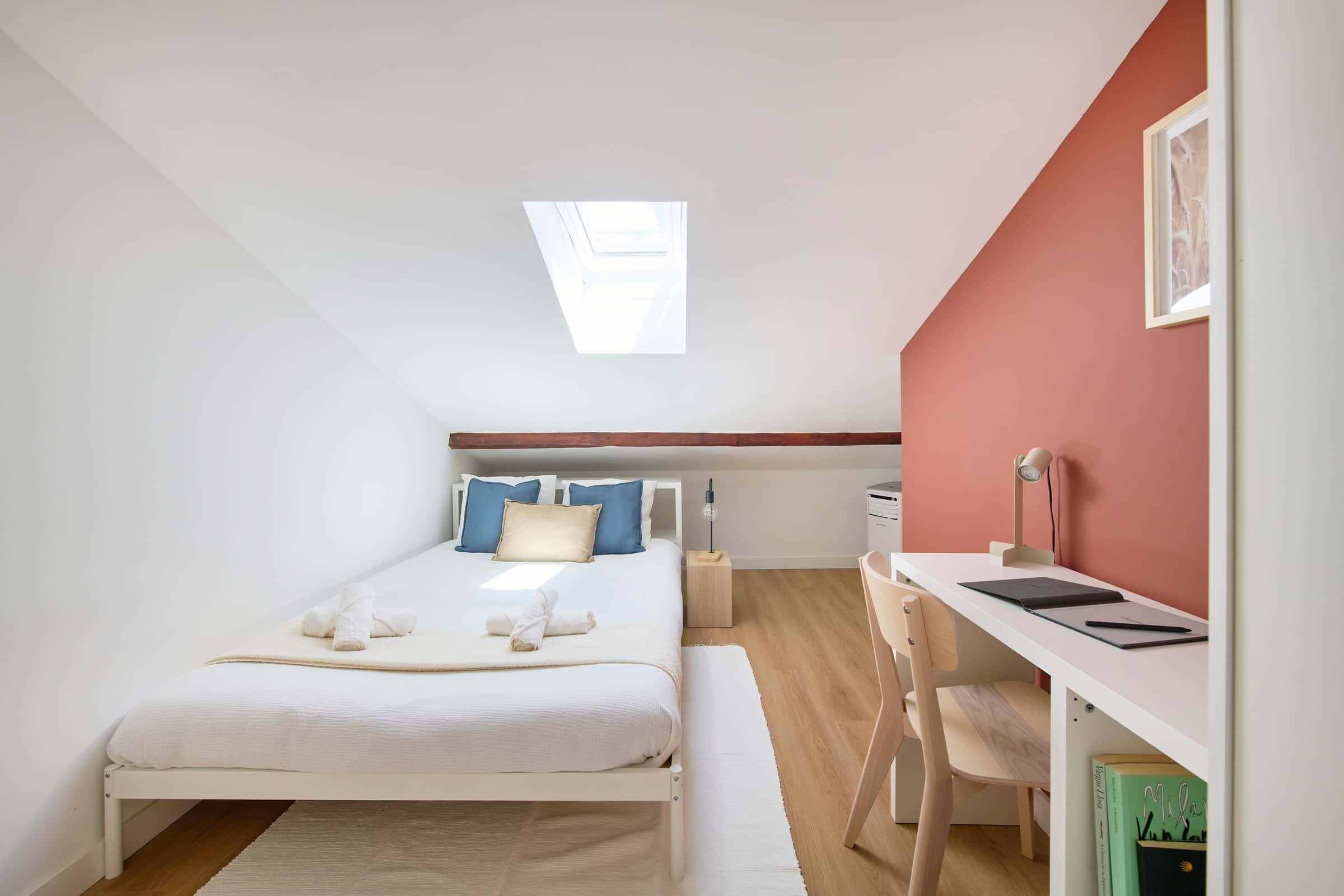 Comfortable room in a 9-room apartment in Arroios, Lisbon - Room 2 photo 1