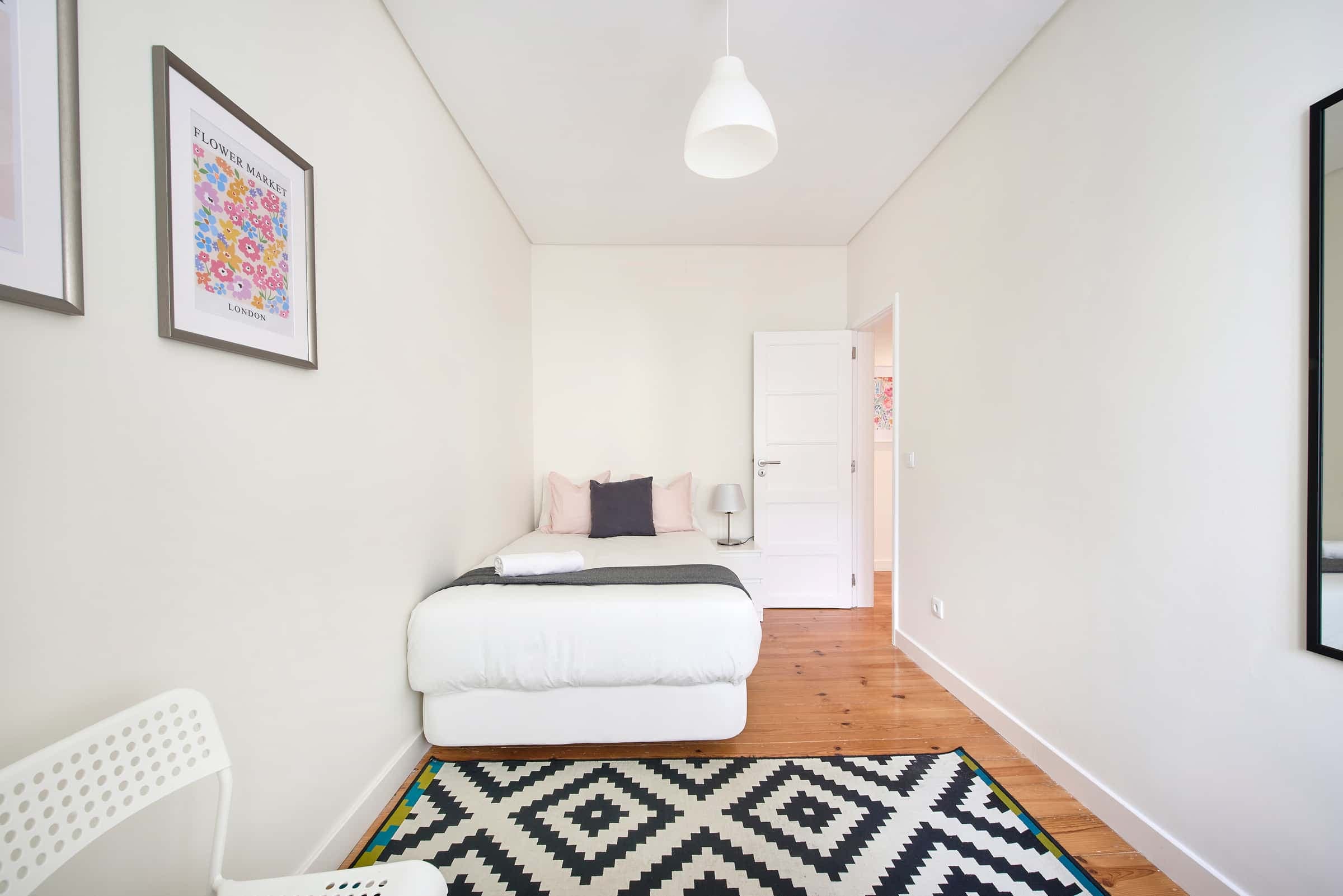 Room in Alvalade, Lisbon - Room 4 photo 1