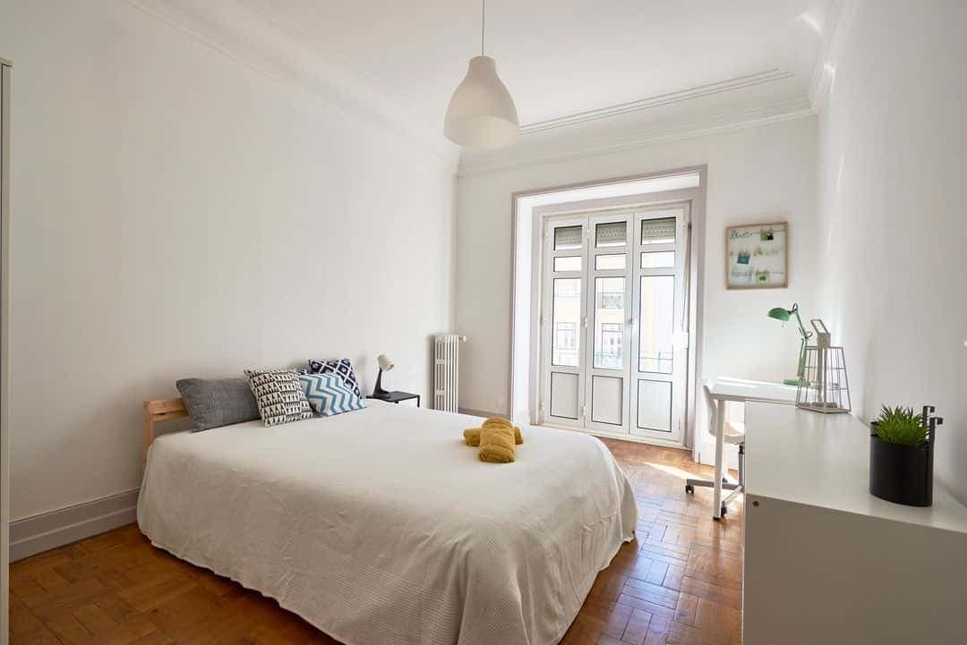 Modern double bedroom with balcony in Marquês de Pombal - Room 7 photo 1