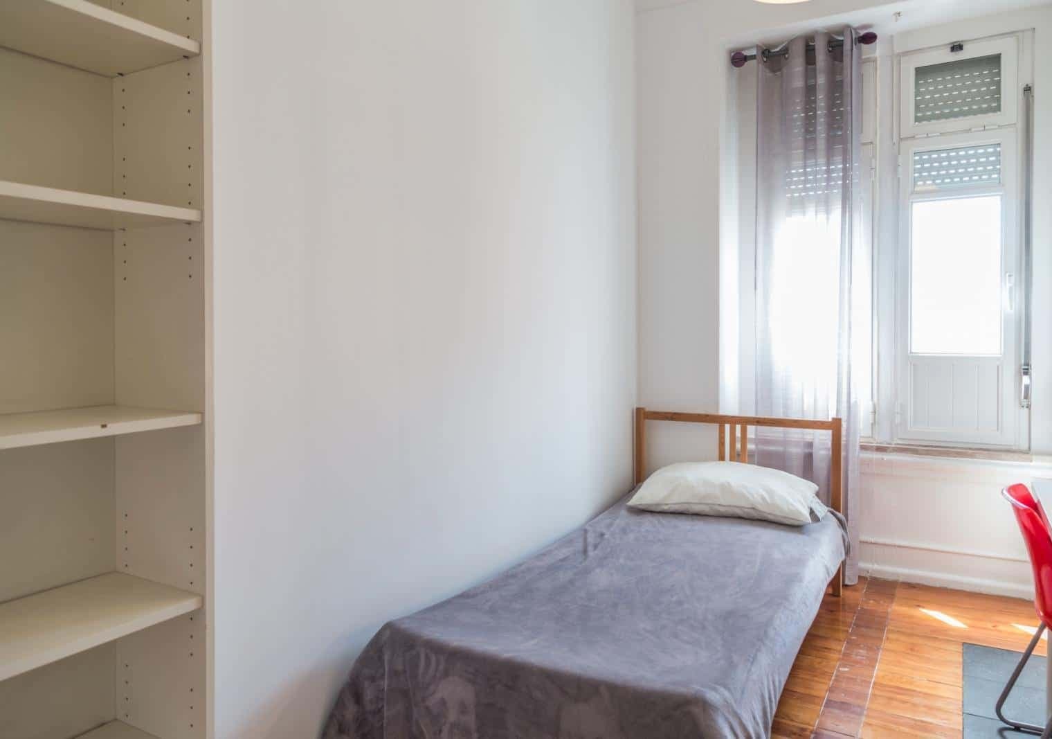Quarto com cama de solteiro em apartamento com 7 quartos - FLAT B - B3 photo 1