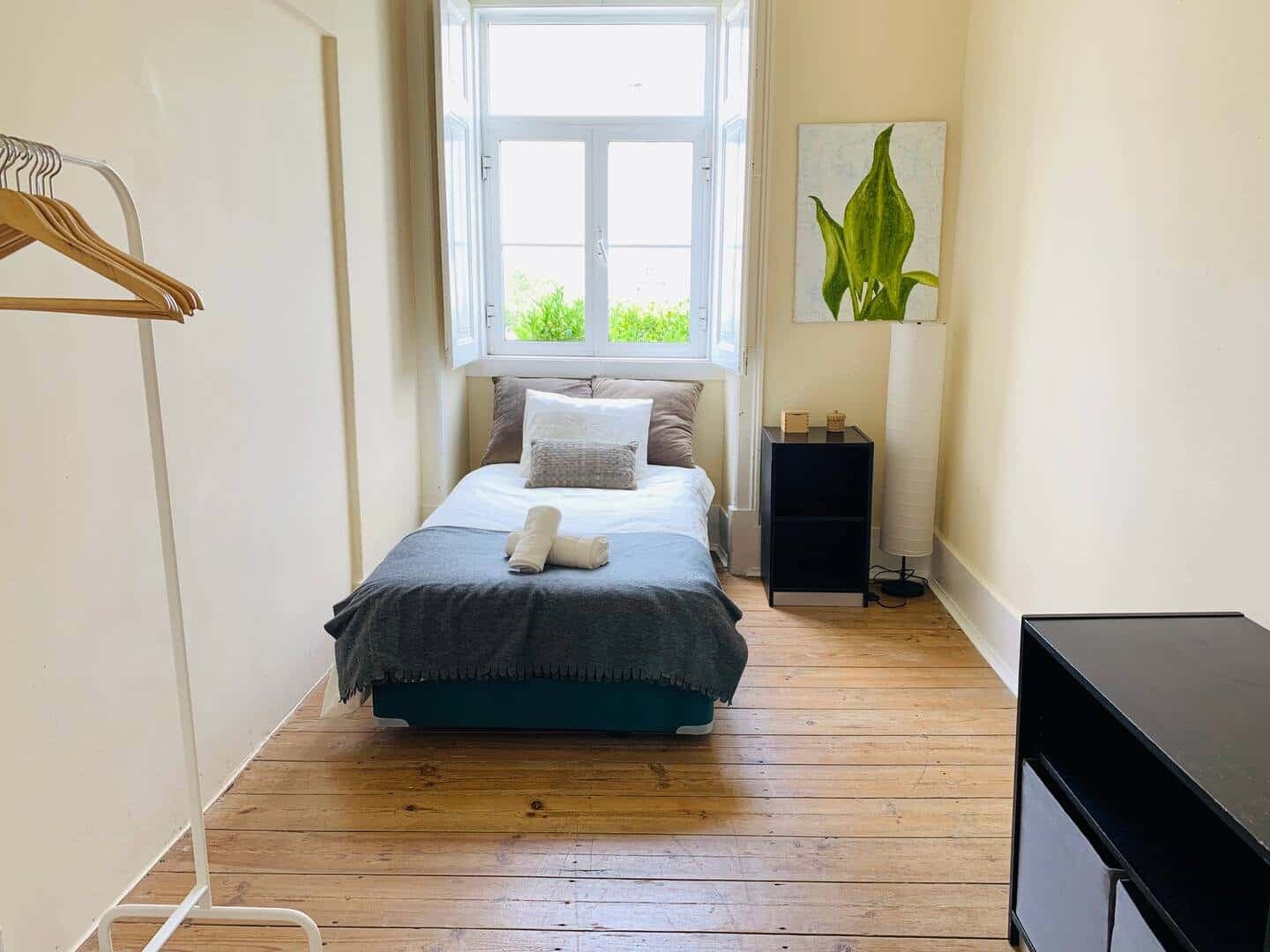 Bedroom for rent in 6-bedroom house in Parede - Room Bliss photo 1