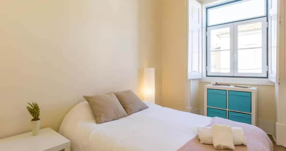 Bedroom for rent in 6-bedroom house in Parede - Room Fortune photo 1