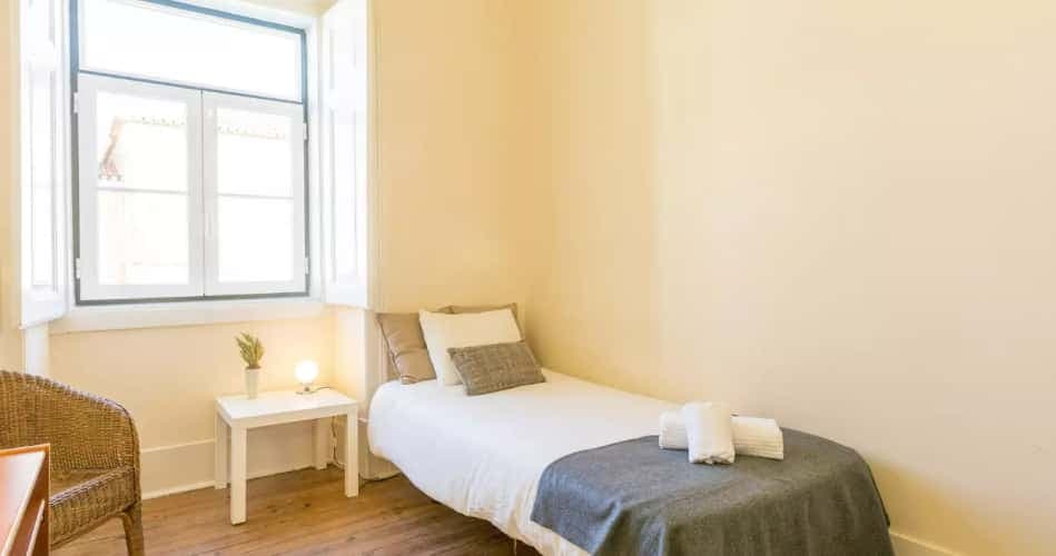 Bedroom for rent in 6-bedroom house in Parede - Room Energy photo 1