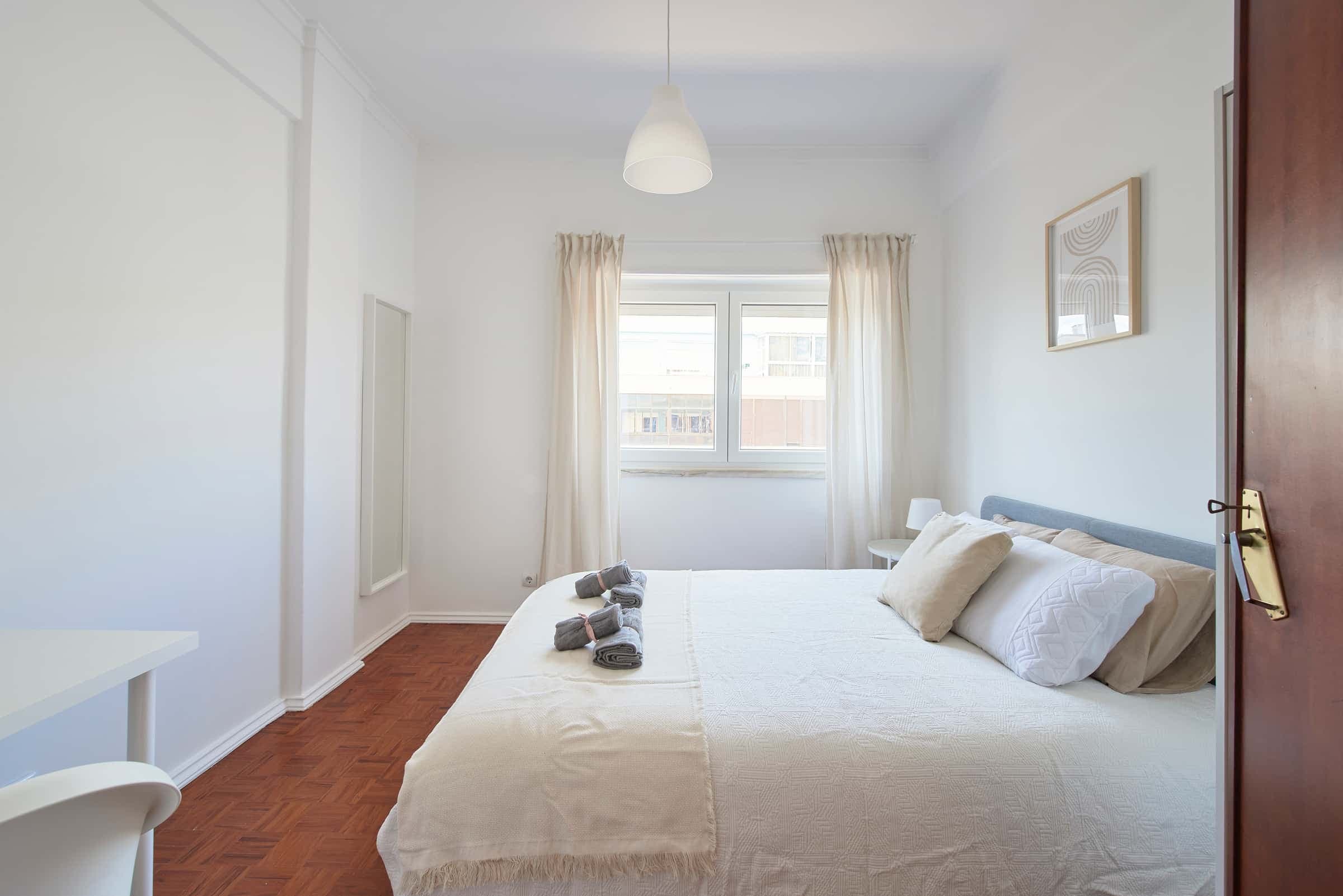 Cozy bedroom in a 5-bedroom apartment in Rua Eugénio de Castro - Room 3 photo 1