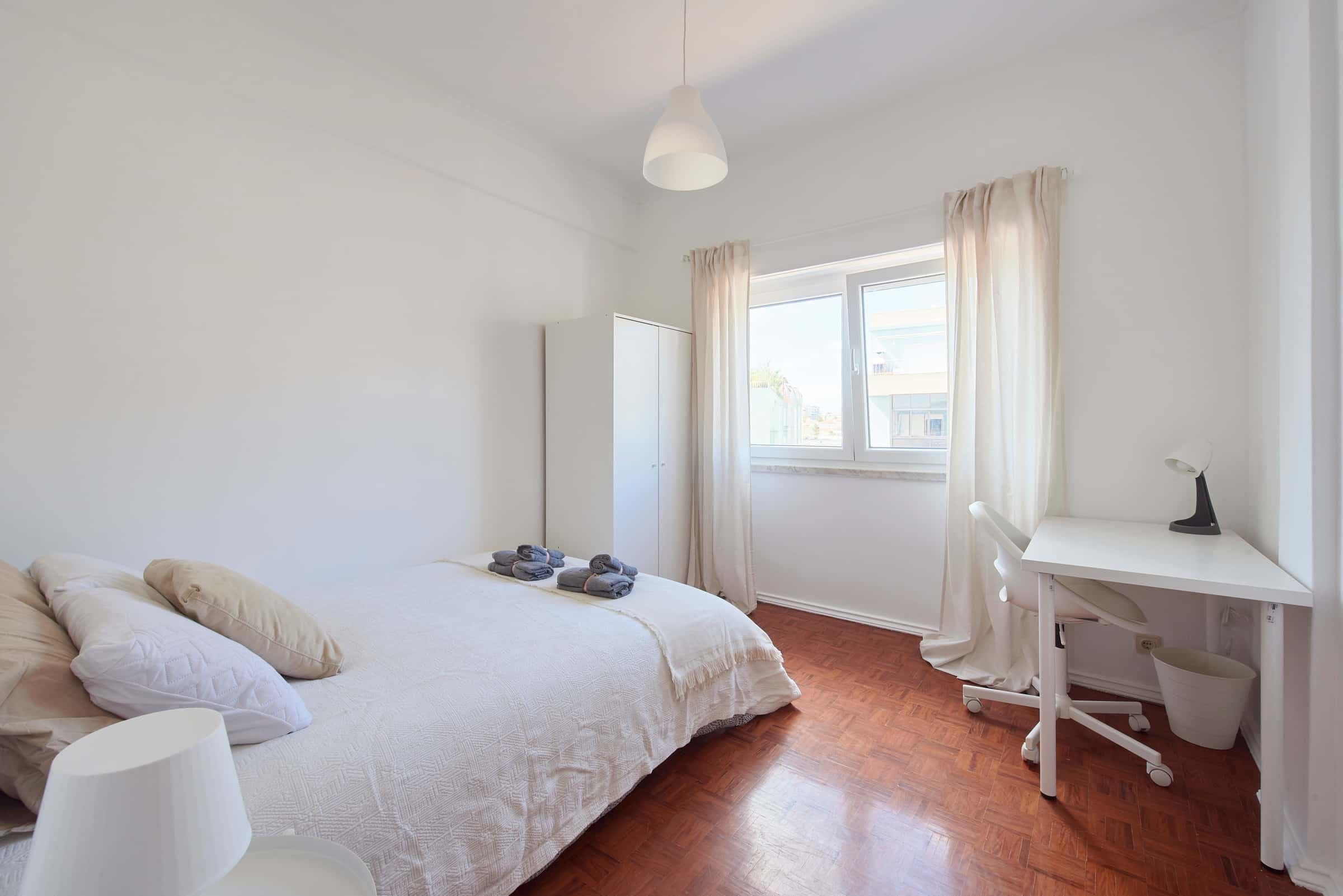 Luminous bedroom in a 5-bedroom apartment in Rua Eugénio de Castro - Room 2 photo 1