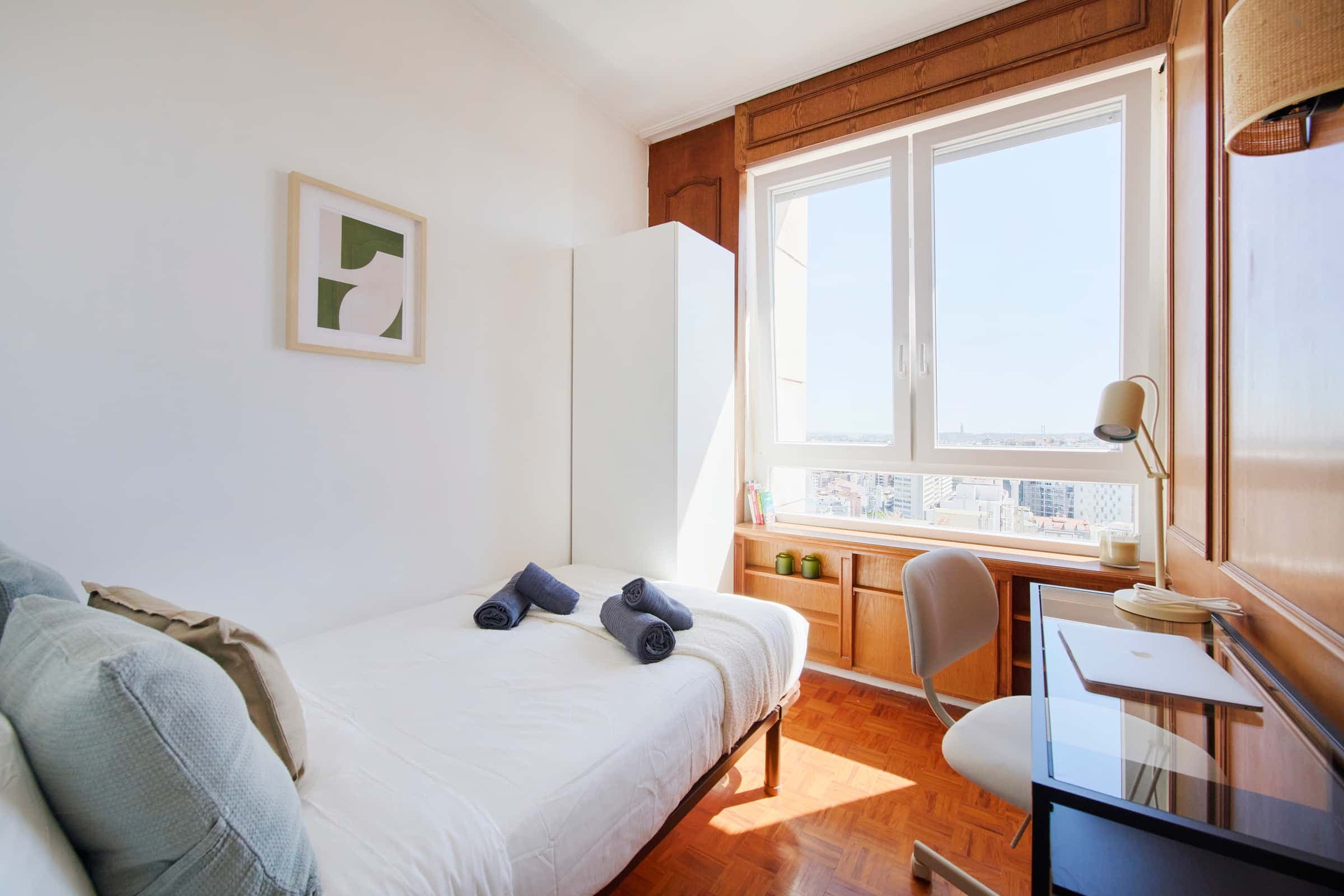 Cosy bedroom in a 10-room apartment in Saldanha, Lisbon - Room 9 photo 1