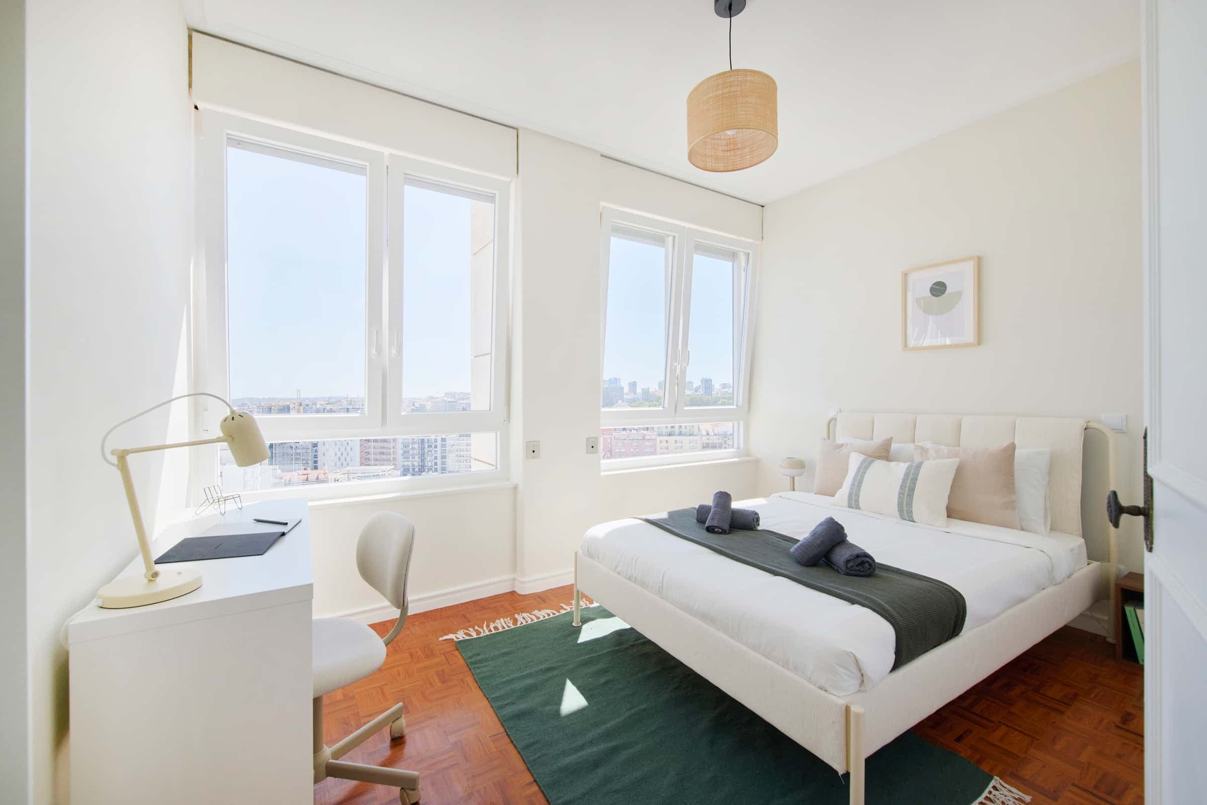 Spacious bedroom in a 10-room apartment in Saldanha, Lisbon - Room 8 photo 1