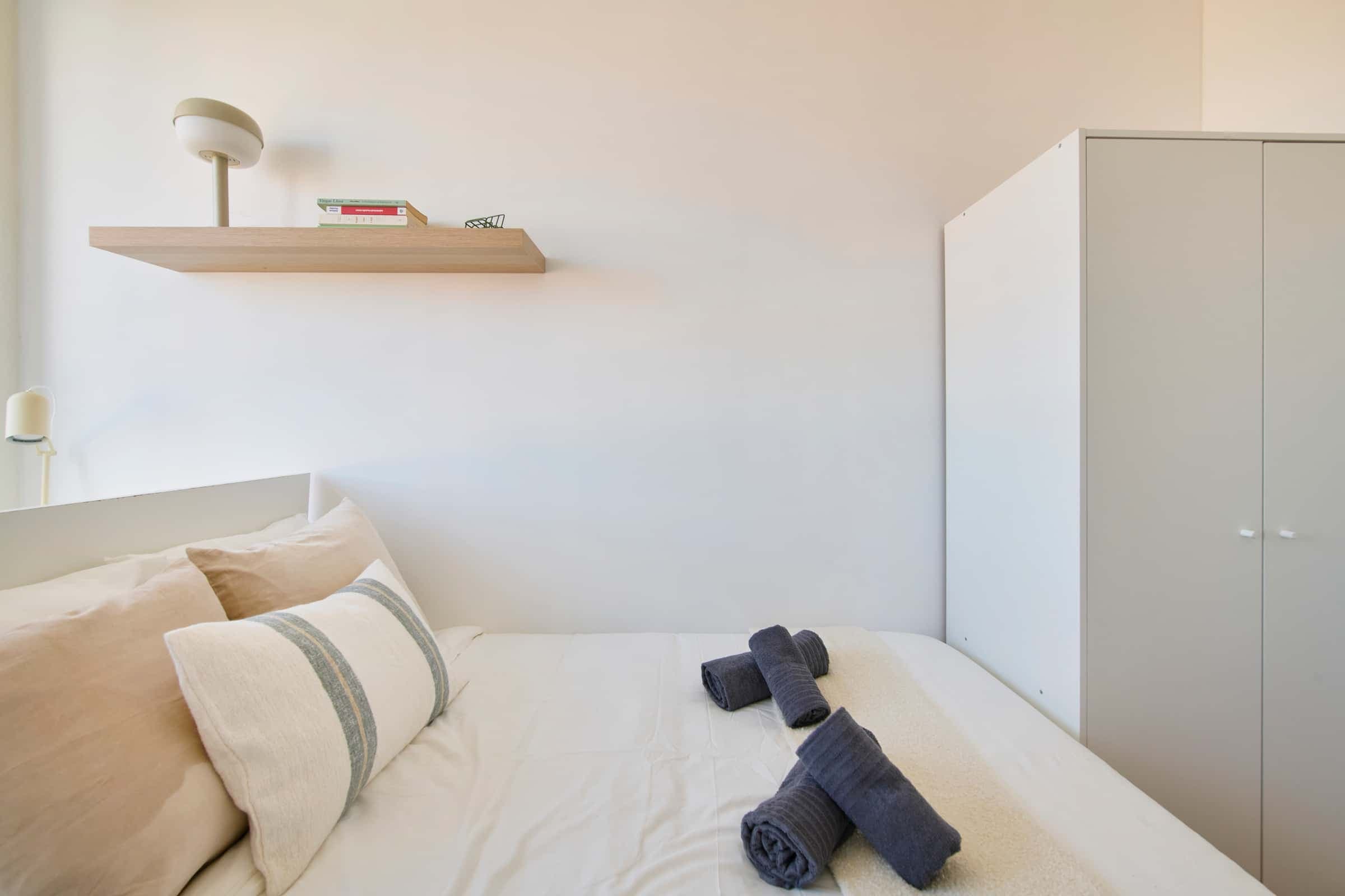 Bright bedroom in a 10-room apartment in Saldanha, Lisbon - Room 6 photo 1