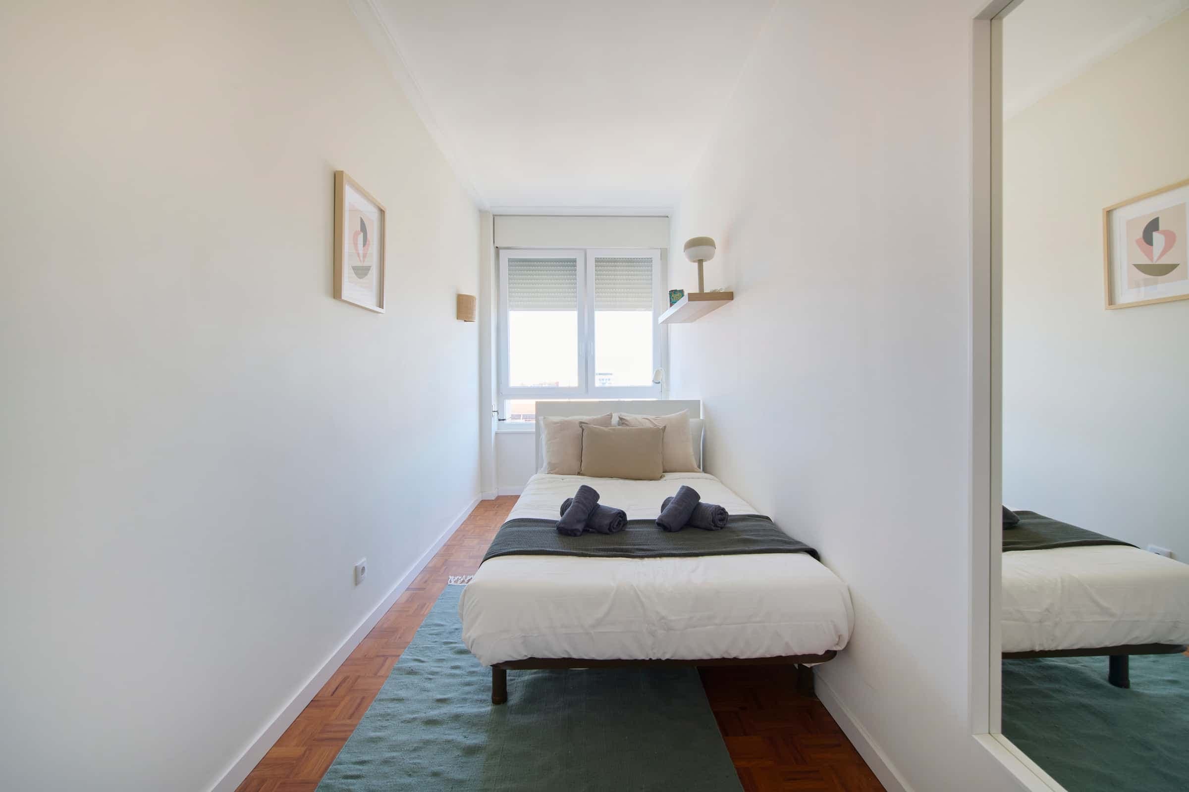Bright bedroom in a 10-room apartment in Saldanha, Lisbon - Room 2 photo 1