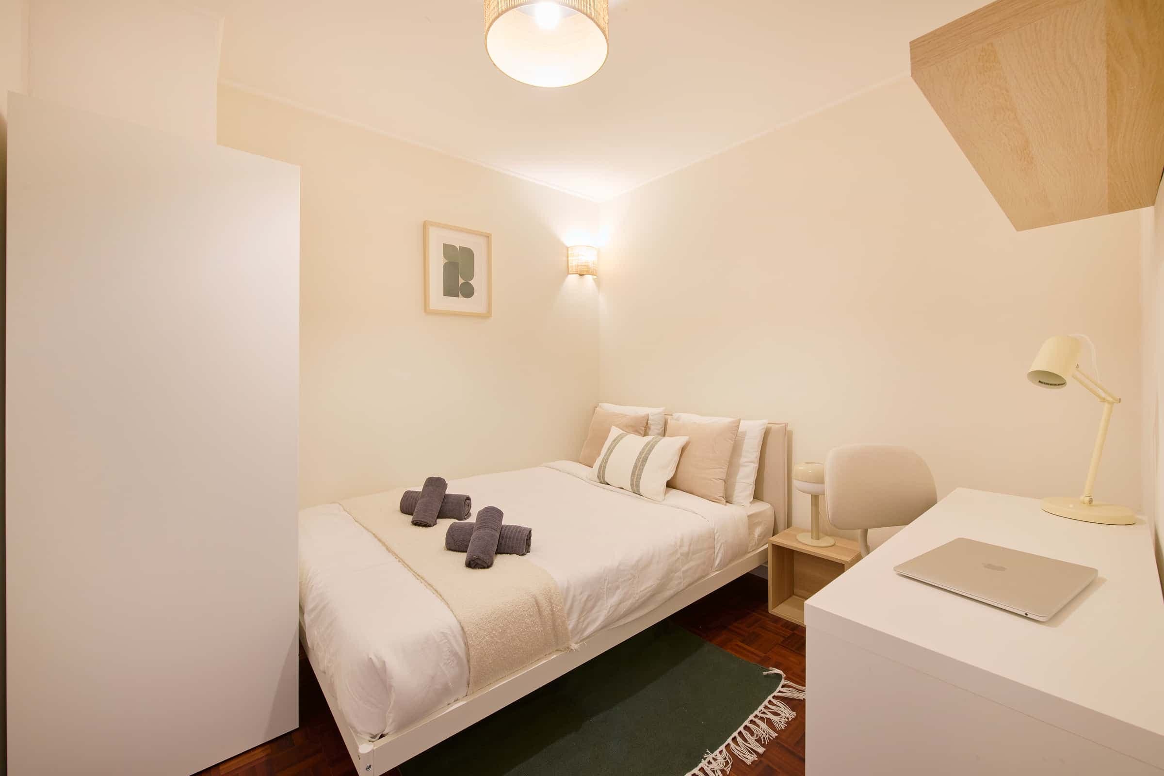 Cosy bedroom in a 10-room apartment in Saldanha, Lisbon - Room 1 photo 1