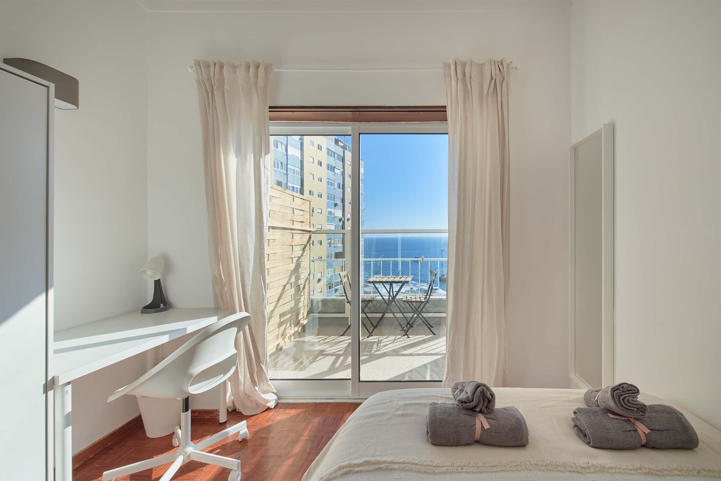 Cozy bedroom with private balcony in a 5-bedroom apartment in Cacilhas - Room 3 photo 1