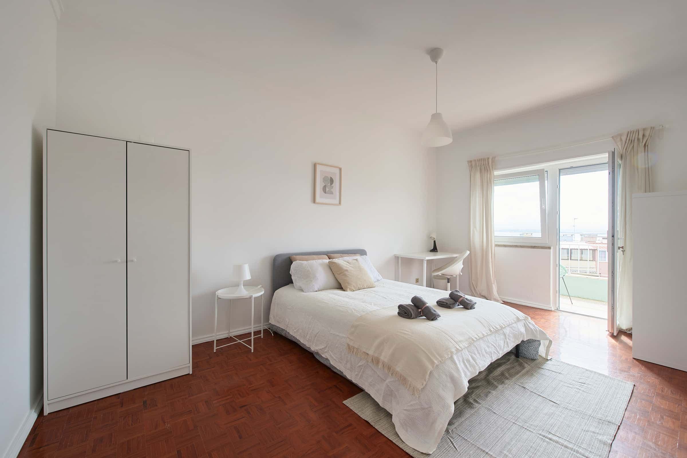 Luminous bedroom with private balcony in a 5-bedroom apartment in Rua Eugénio de Castro - Room 5 photo 1