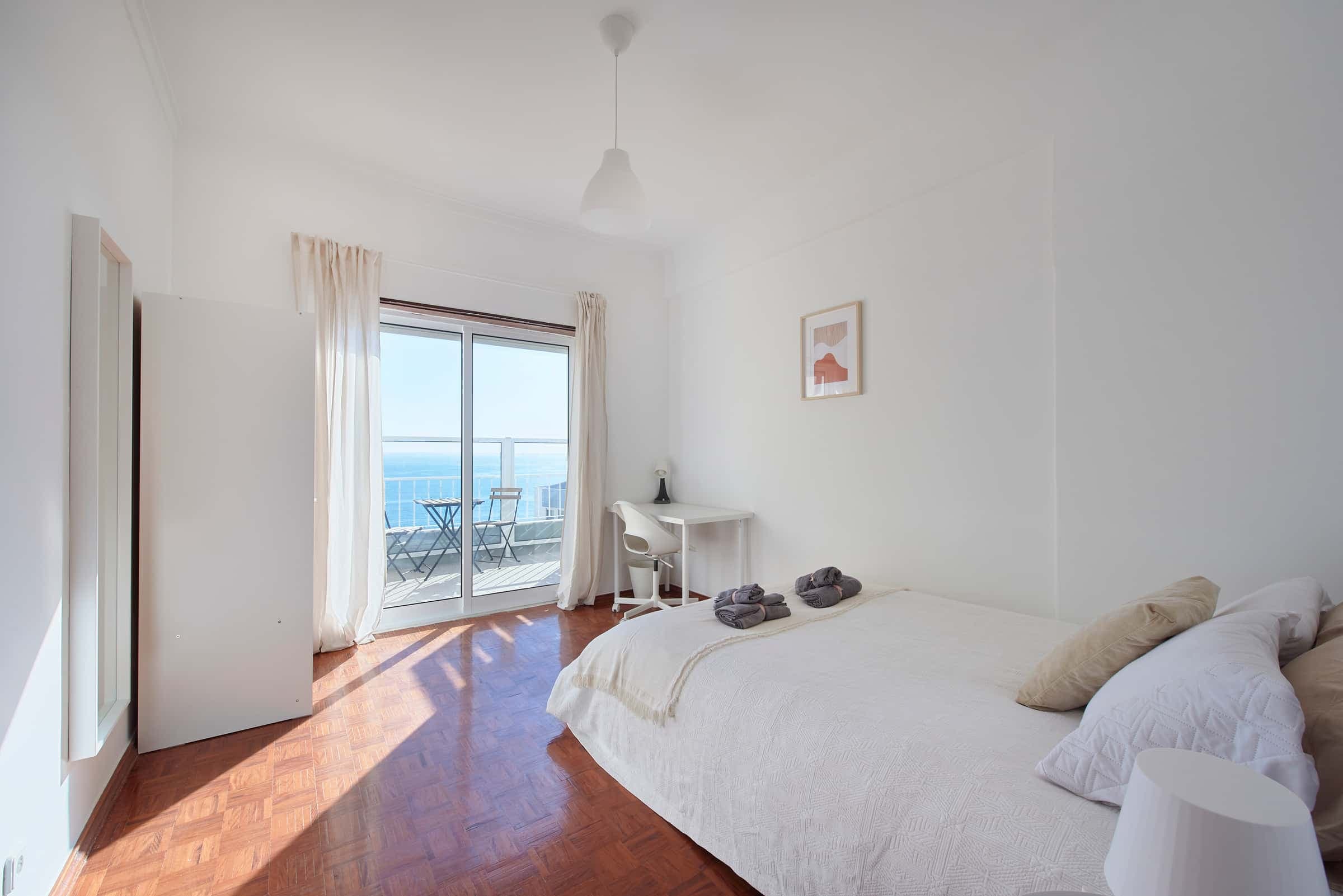 Comfortable bedroom with private balcony in a 5-bedroom apartment in Cacilhas - Room 2 photo 1