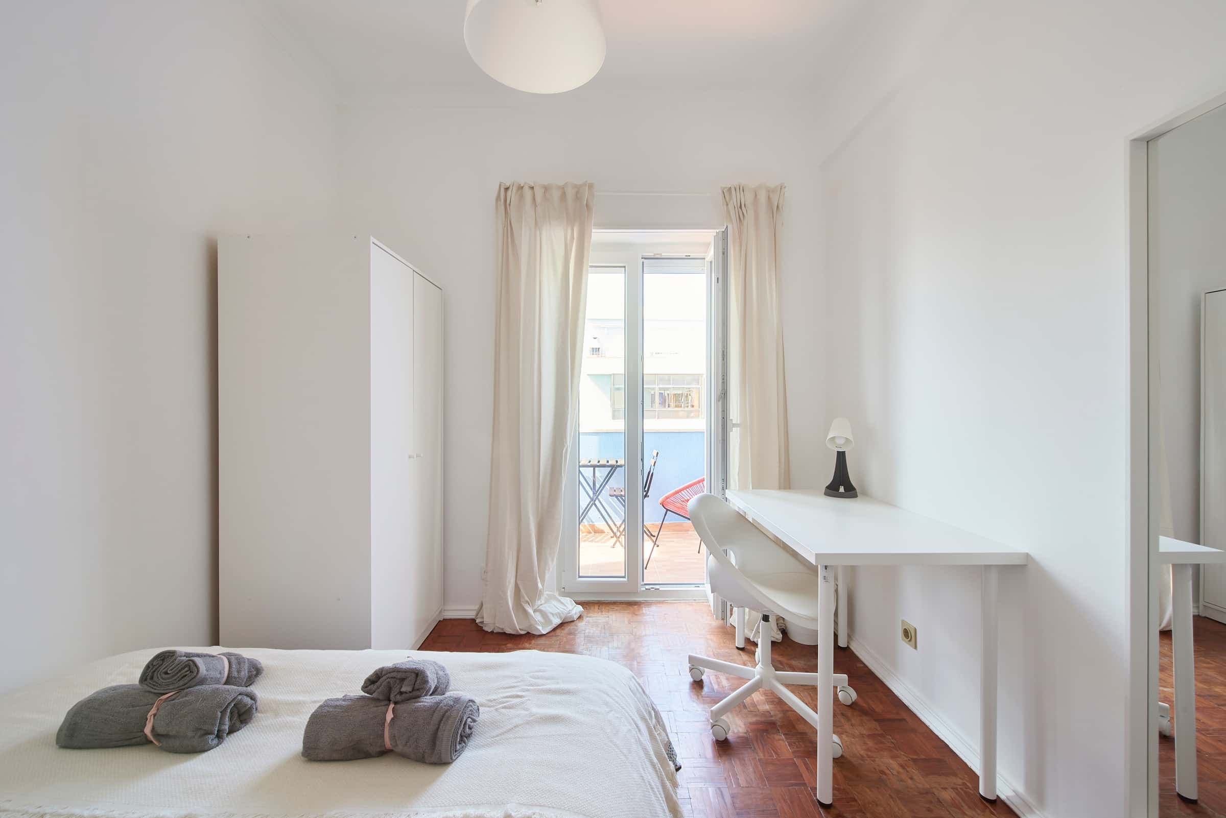 Comfortable bedroom with private balcony in a 5-bedroom apartment in Rua Eugénio de Castro - Room 4 photo 1