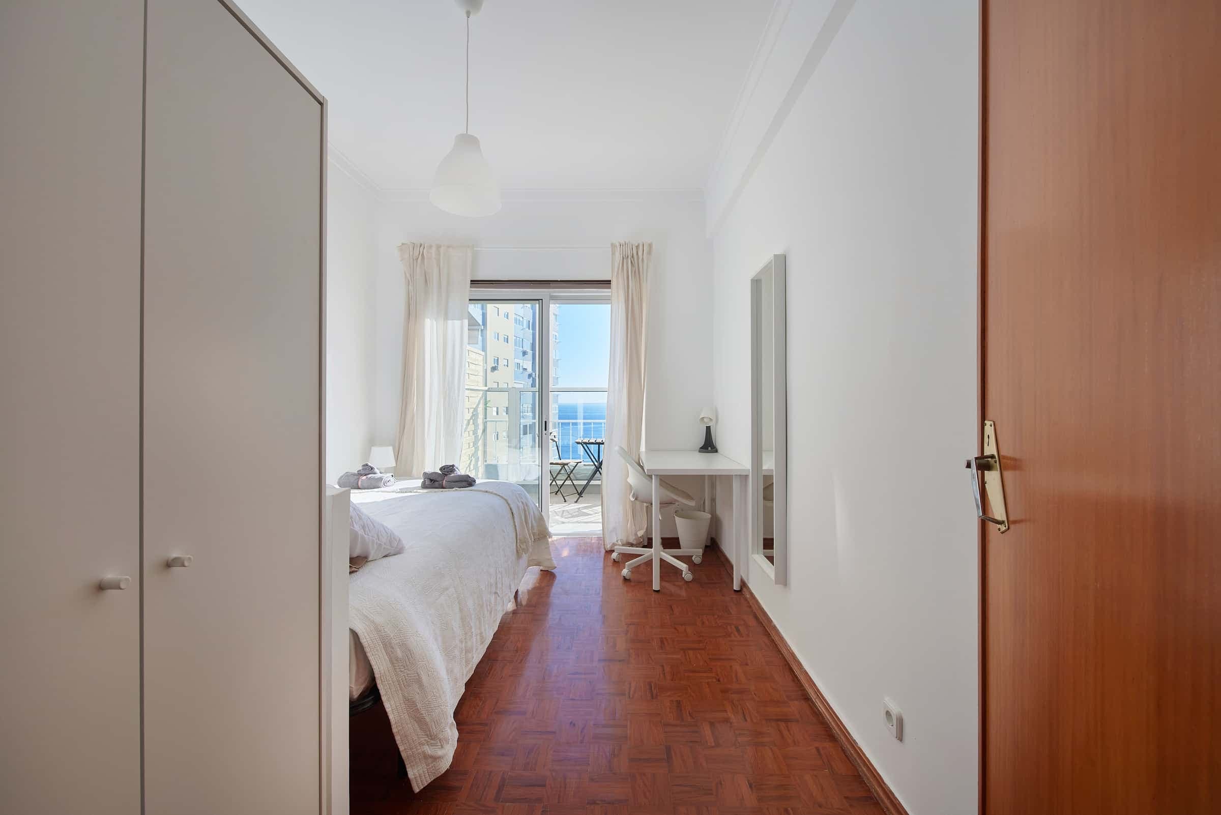 Luminous bedroom with private balcony in a 5-bedroom apartment in Cacilhas - Room 1 photo 1