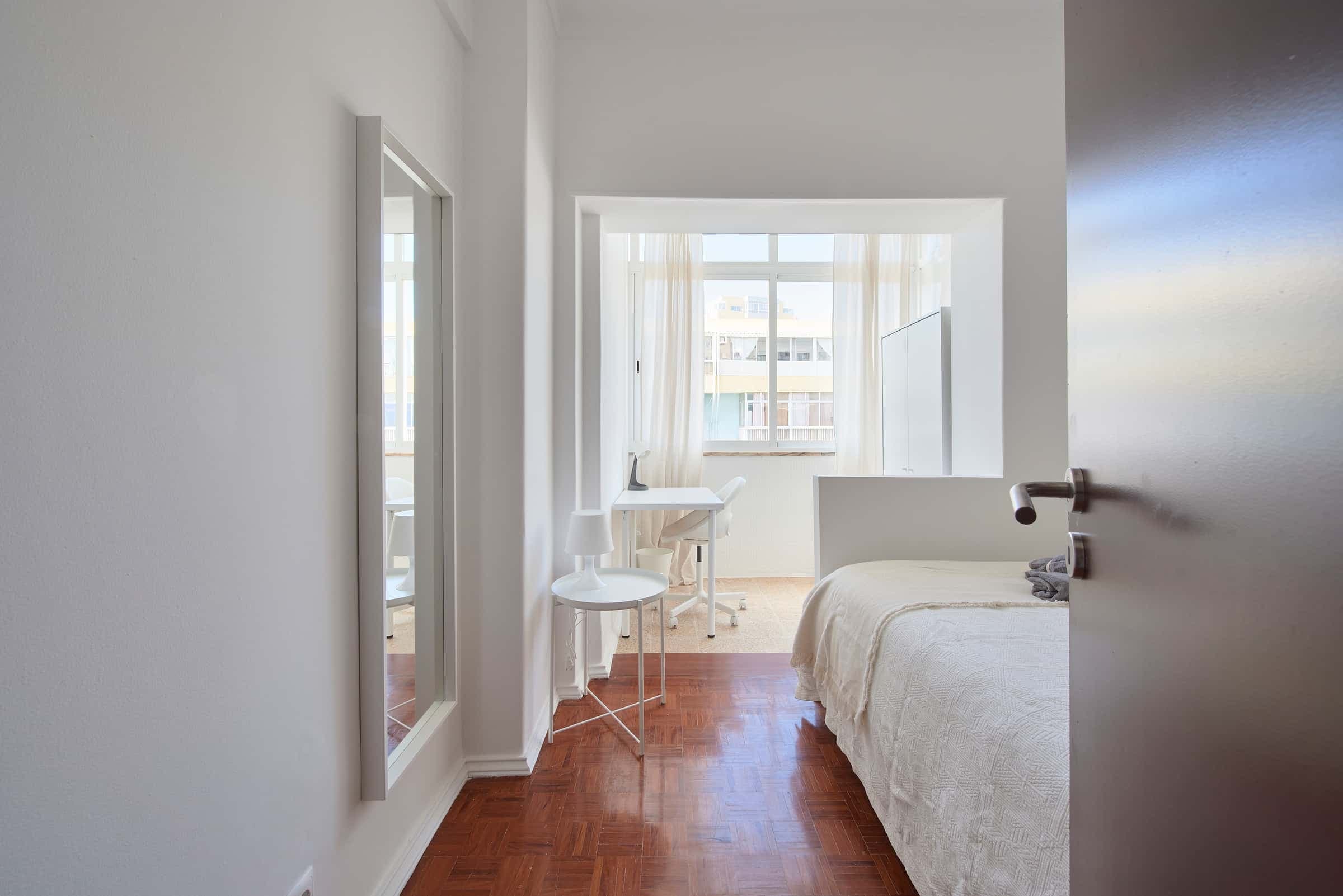 Comfortable bedroom in a 5-bedroom apartment in Rua Eugénio de Castro - Room 1 photo 1