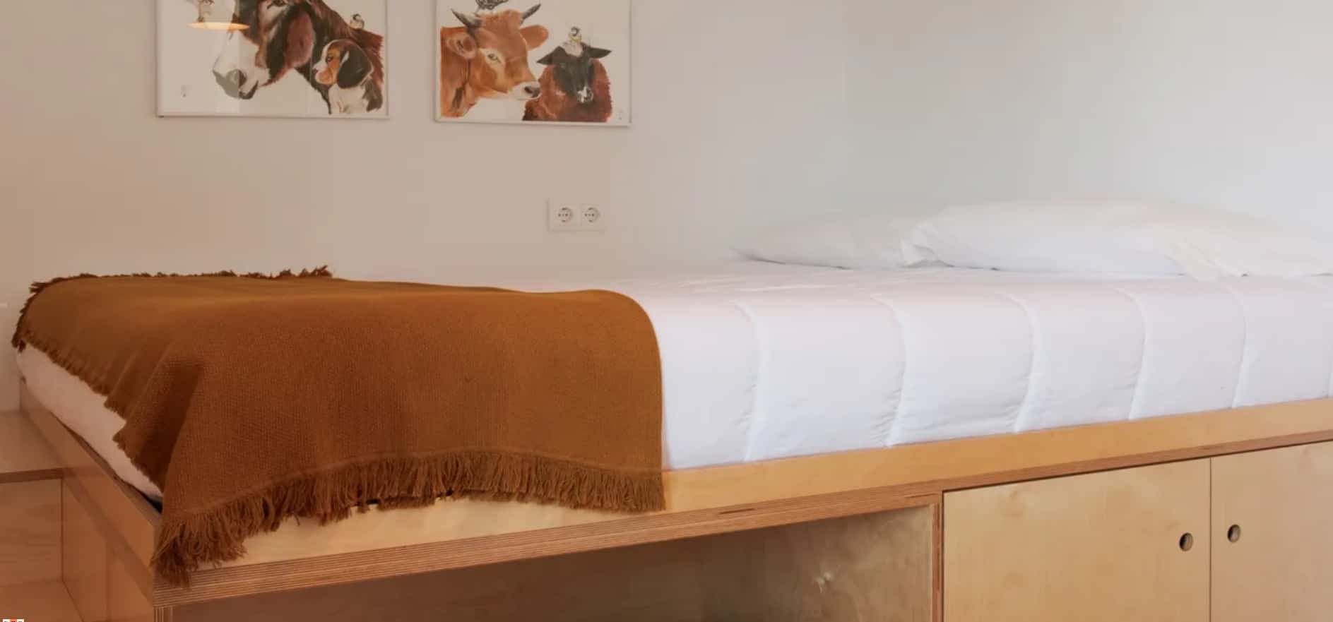 Bedroom with double bed for single use with private bathroom in a rural hostel - Quarto das Cortes photo 1