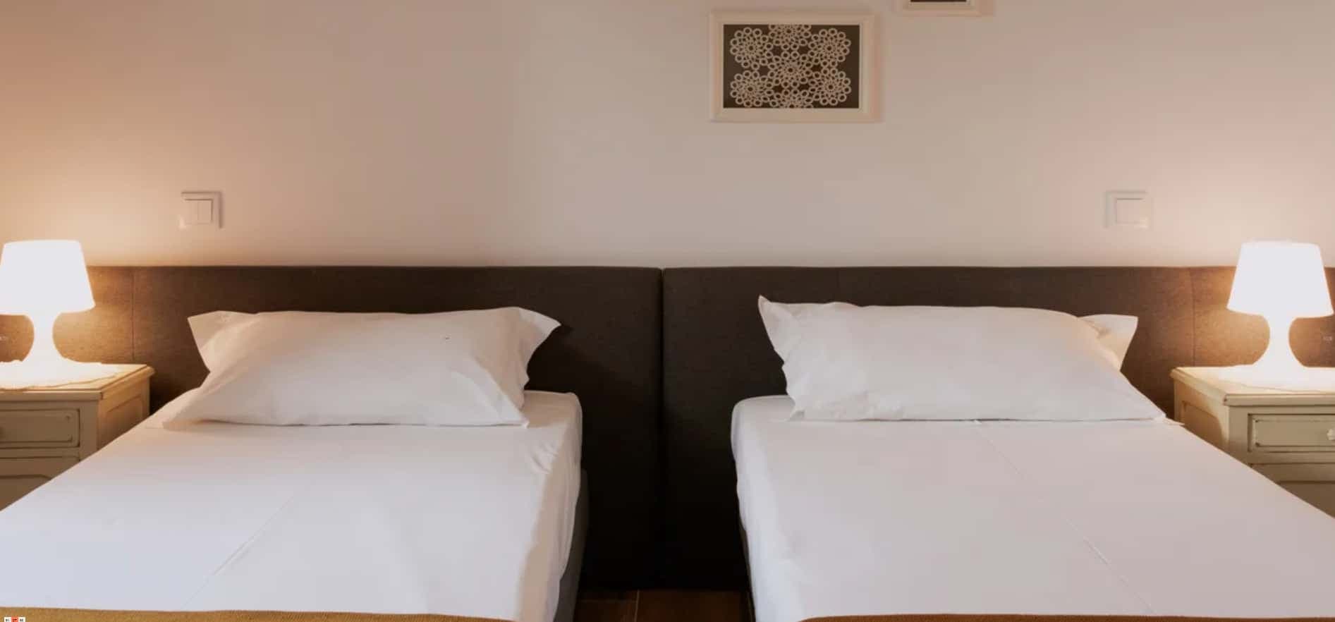Twin Bedroom with private bathroom in a rural hostel - Quarto da Adega photo 1