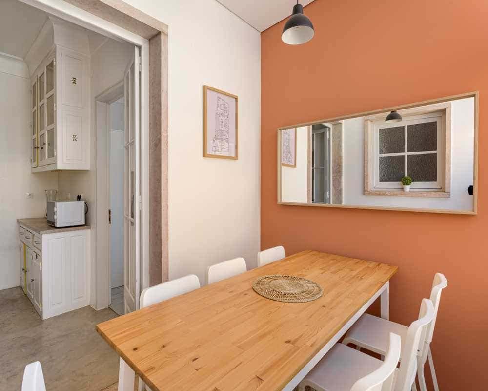 Room in 7-bedroom apartment in Alvalade, Lisbon - Room 6 photo 1