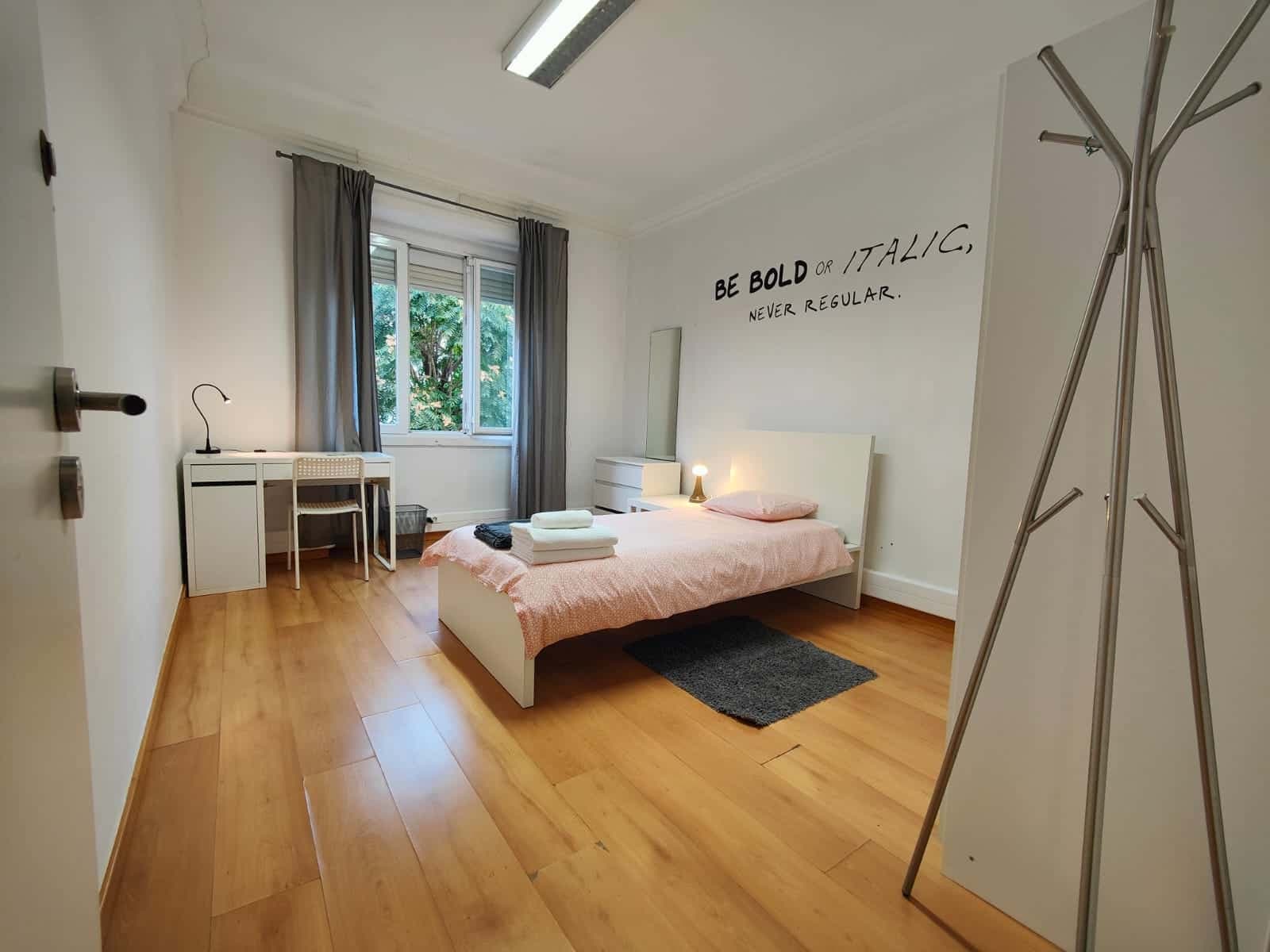 Luminous room in a 13-bedroom apartment in Arroios, Lisbon - Room 1 photo 1