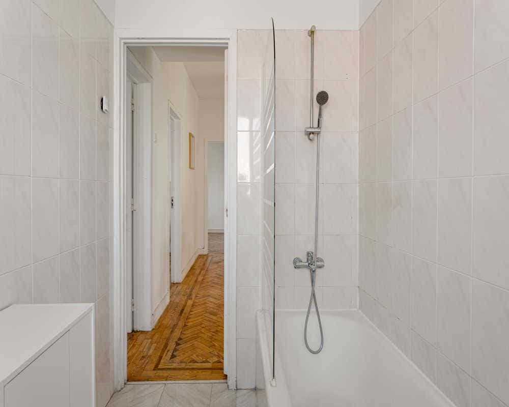 Room in 6-bedroom apartment in Alvalade, Lisbon - Room 5 photo 1