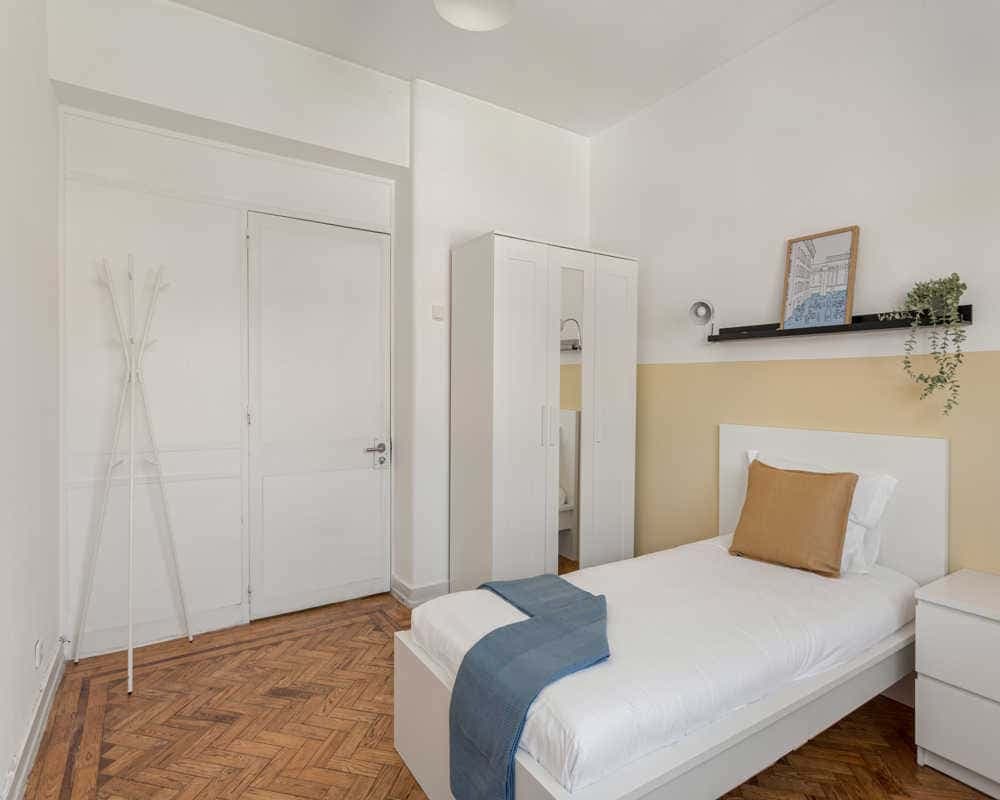Room in 6-bedroom apartment in Alvalade, Lisbon - Room 3 photo 1
