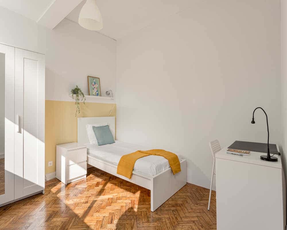 Room in 6-bedroom apartment in Alvalade, Lisbon - Room 2 photo 1