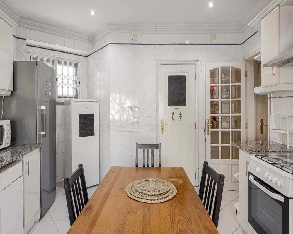 Luminous room in 8-bedroom apartment in Benfica, Lisbon - Room 6 photo 1