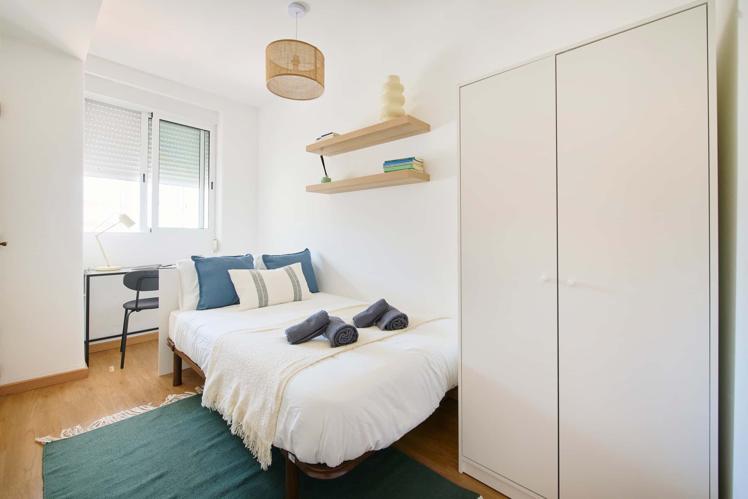 Cozy bedroom with private bathroom in a 6-room apartment in Areeiro, Lisbon - Room 6 photo 1