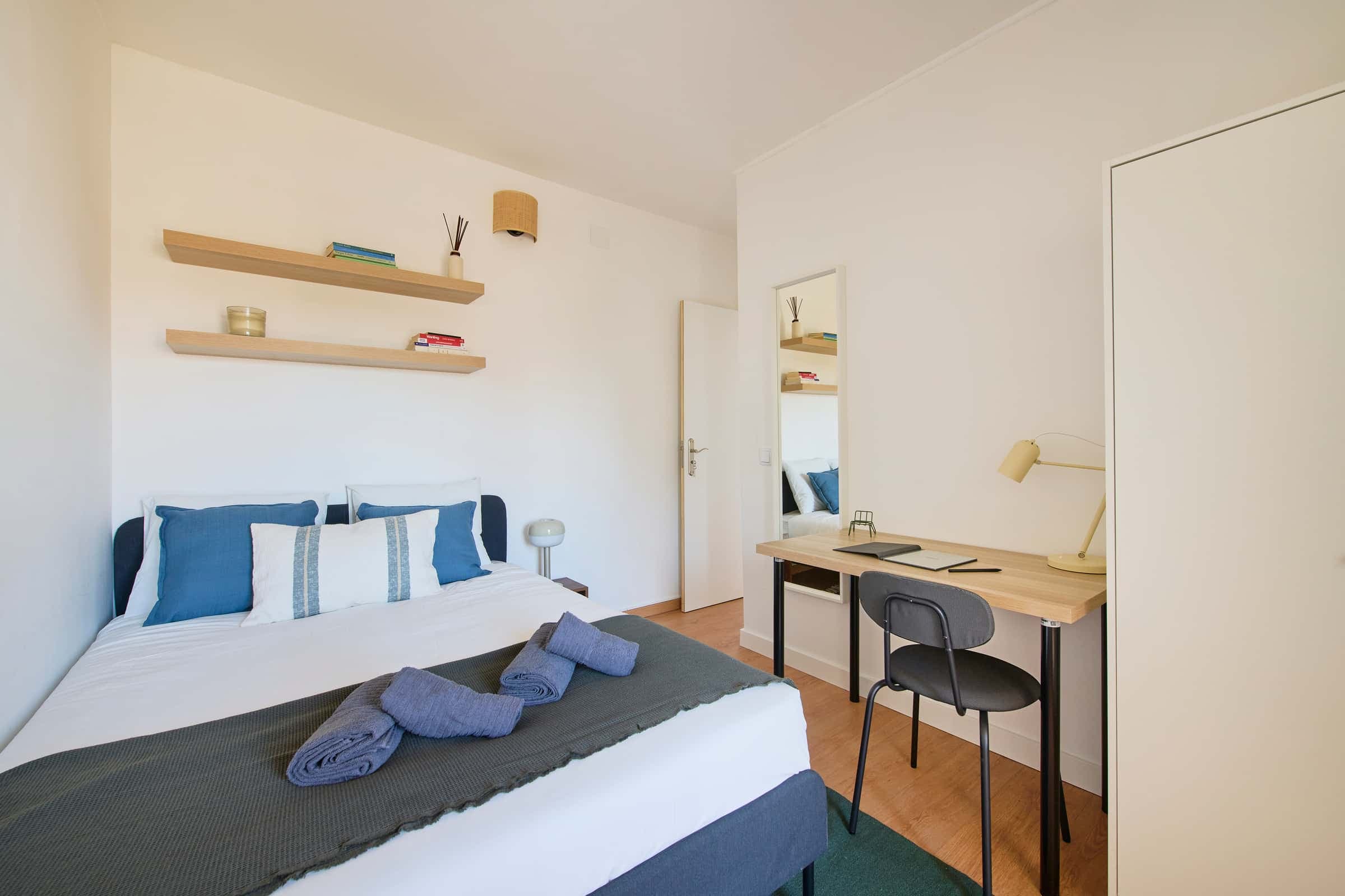 Luminous bedroom in a 6-room apartment in Areeiro, Lisbon - Room 5 photo 1