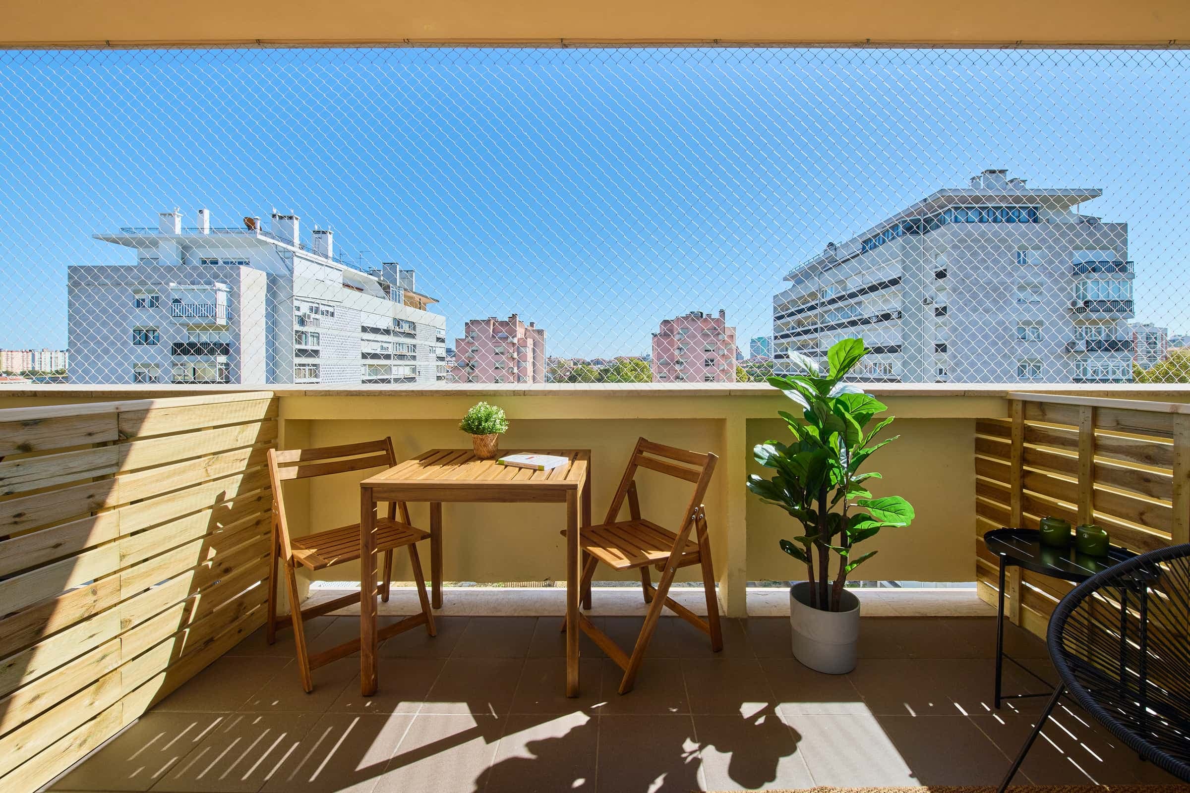 Bright bedroom in a 6-room apartment in Areeiro, Lisbon - Room 4 photo 1