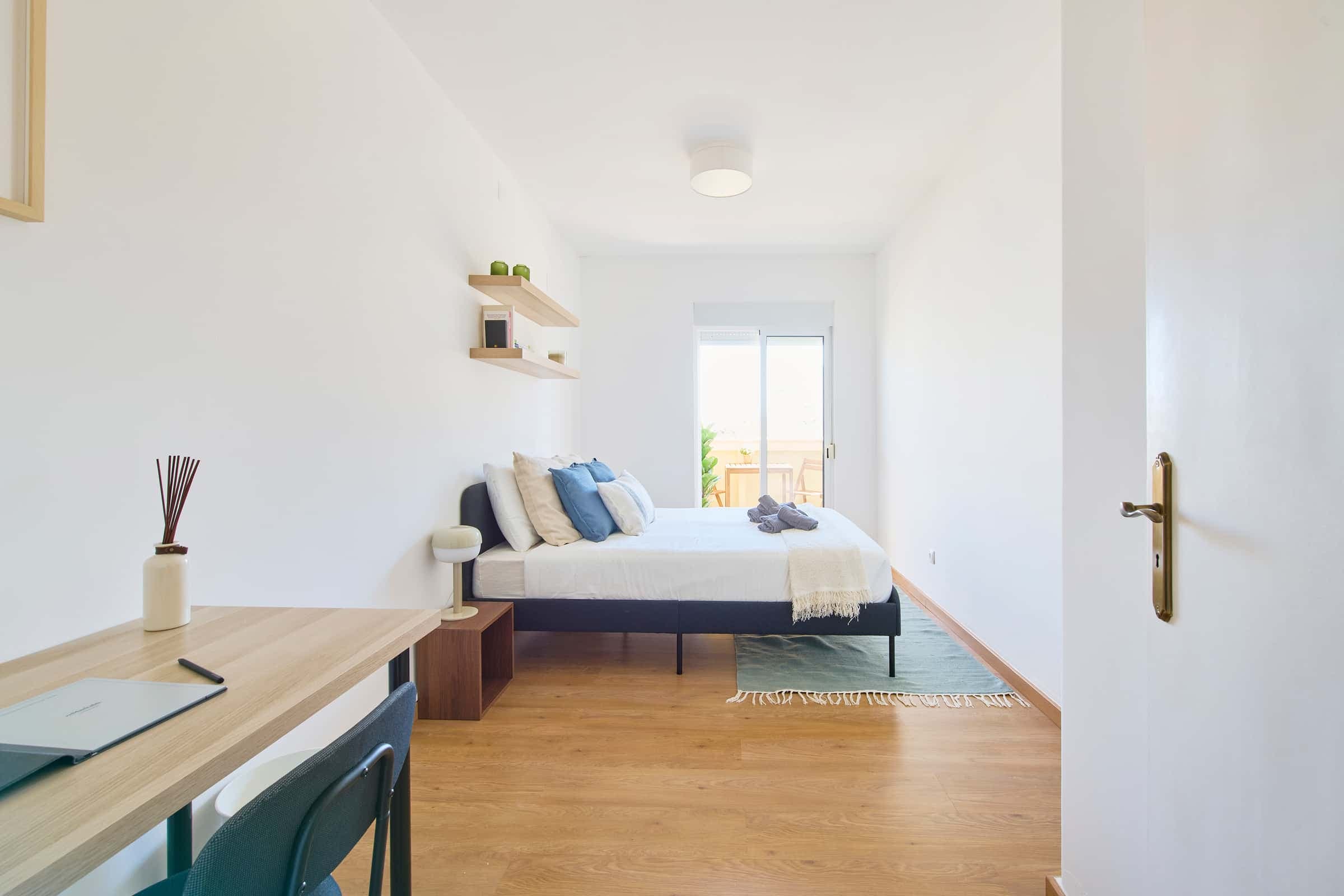 Cosy bedroom in a 6-room apartment in Areeiro, Lisbon - Room 3 photo 1