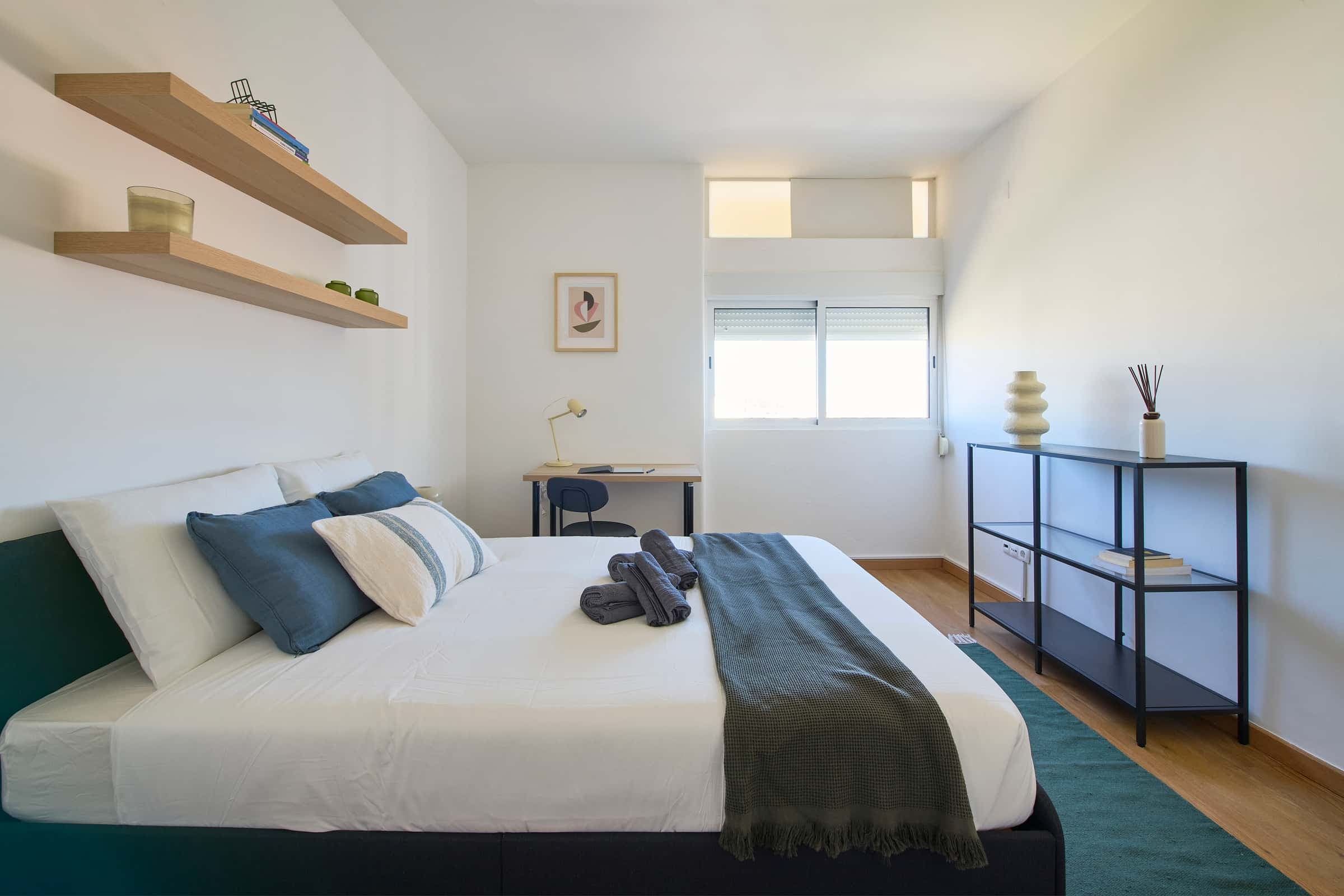 Luminous bedroom in a 6-room apartment in Areeiro, Lisbon - Room 1 photo 1