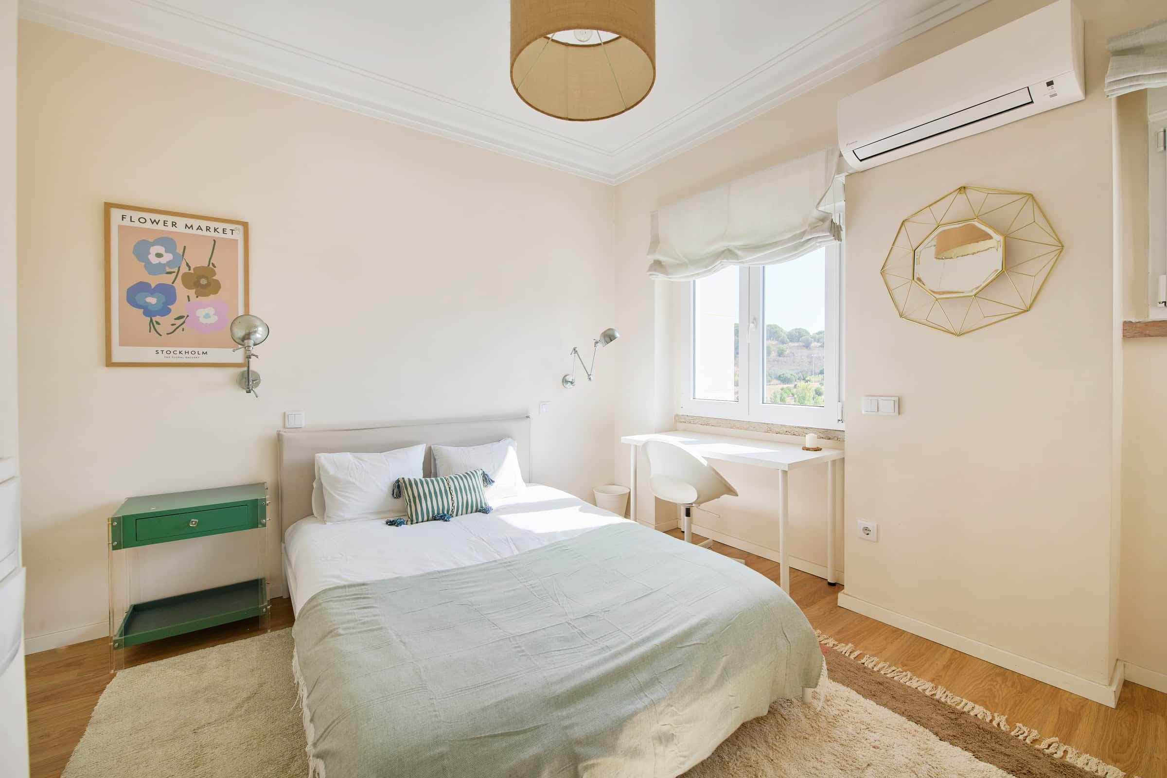 Comfortable bedroom with private bathroom in a 4-bedroom apartment in Areeiro, Lisbon - Room 4 photo 1